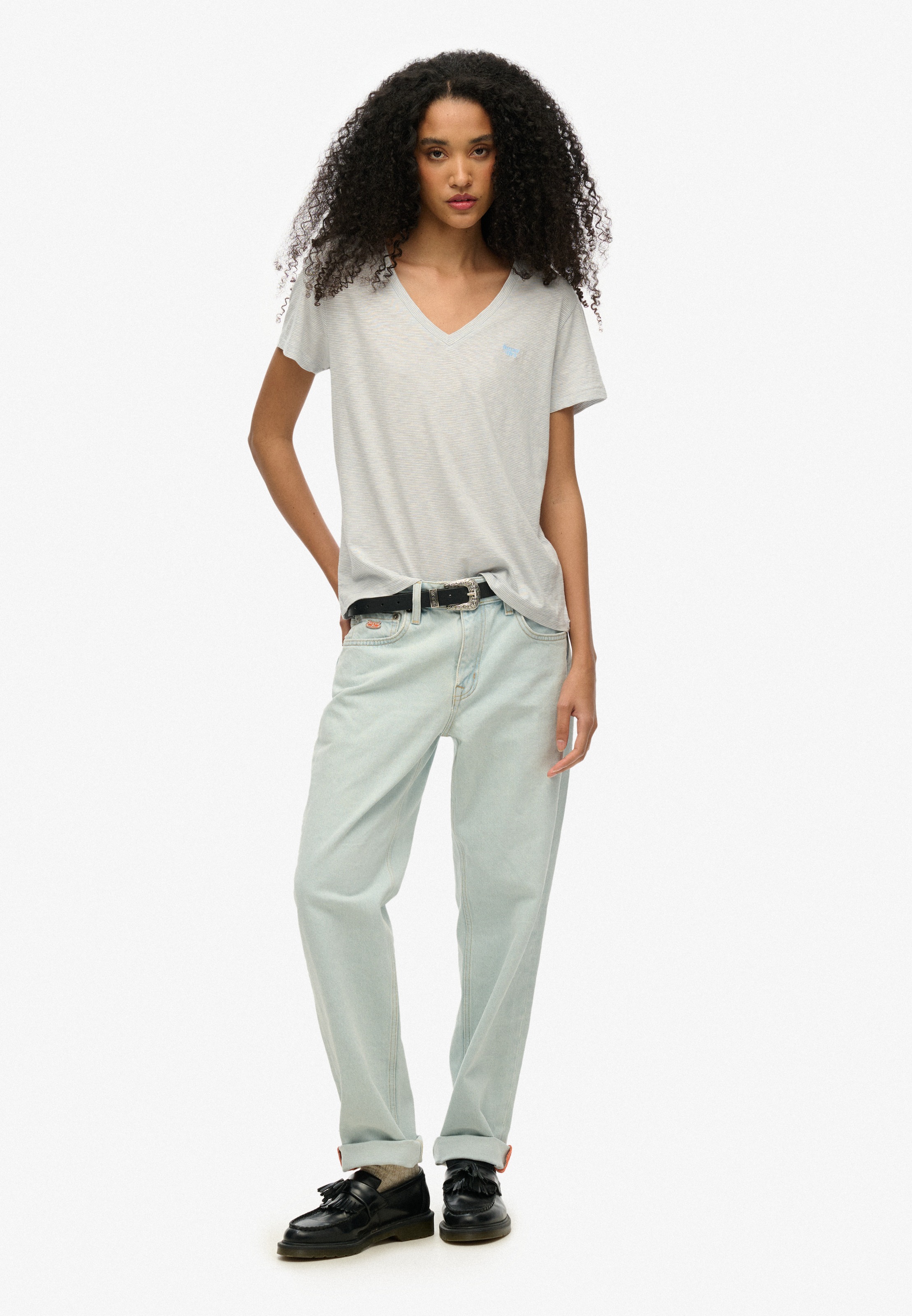 Superdry V-Shirt »STUDIOS SLUB EMB VEE TEE«, strukturiertes T-Shirt mit V-Ausschnitt und Stickerei