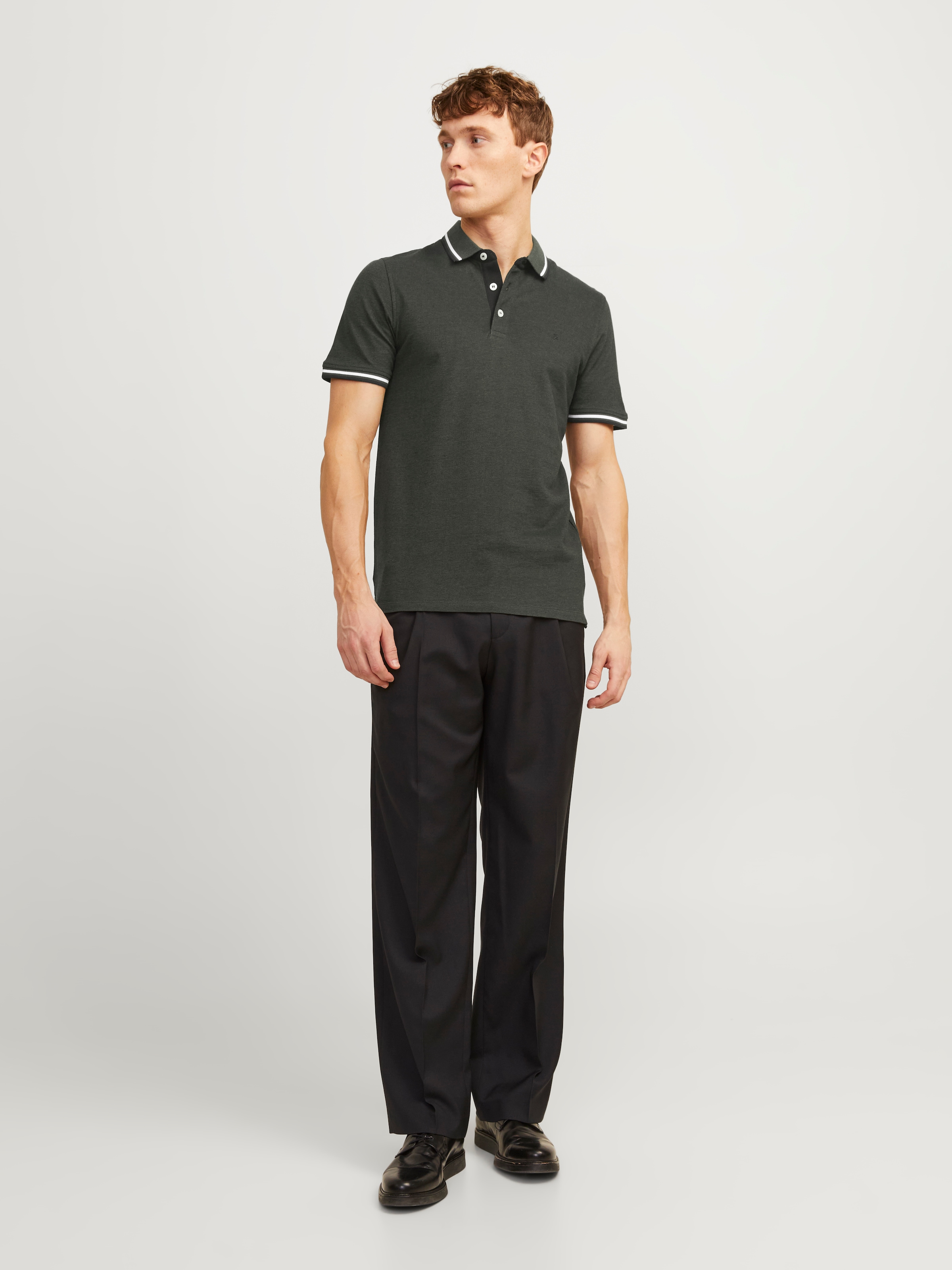 Jack & Jones Poloshirt »JJEPAULOS  Poloshirt mit klassischem Kragen und figurbetonter Form«, Logostickerei, modisch, schmal, Baumwolle, Polokragen
