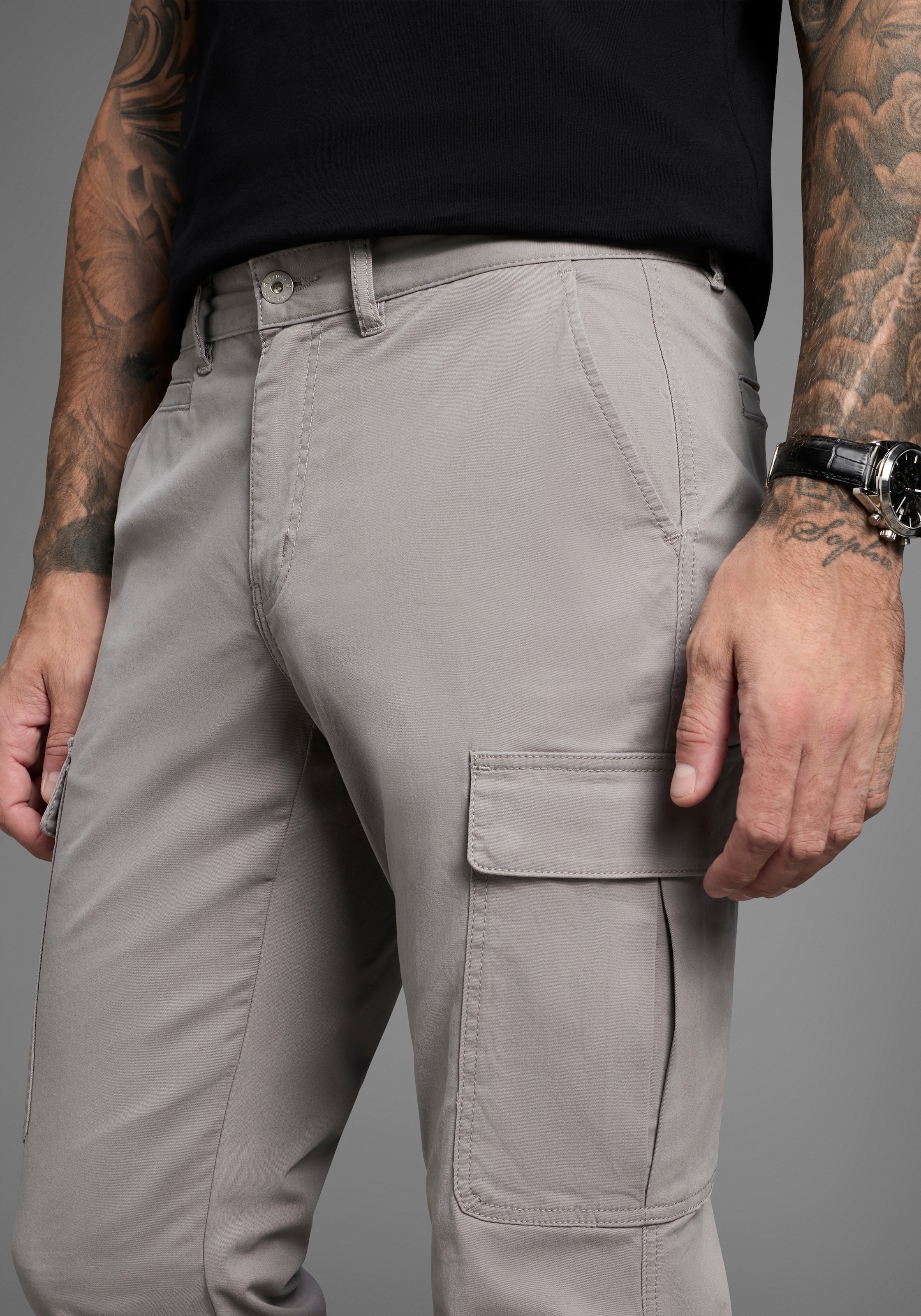 Bruno Banani Cargohose, moderne Passform, eng anliegende Cargotaschen