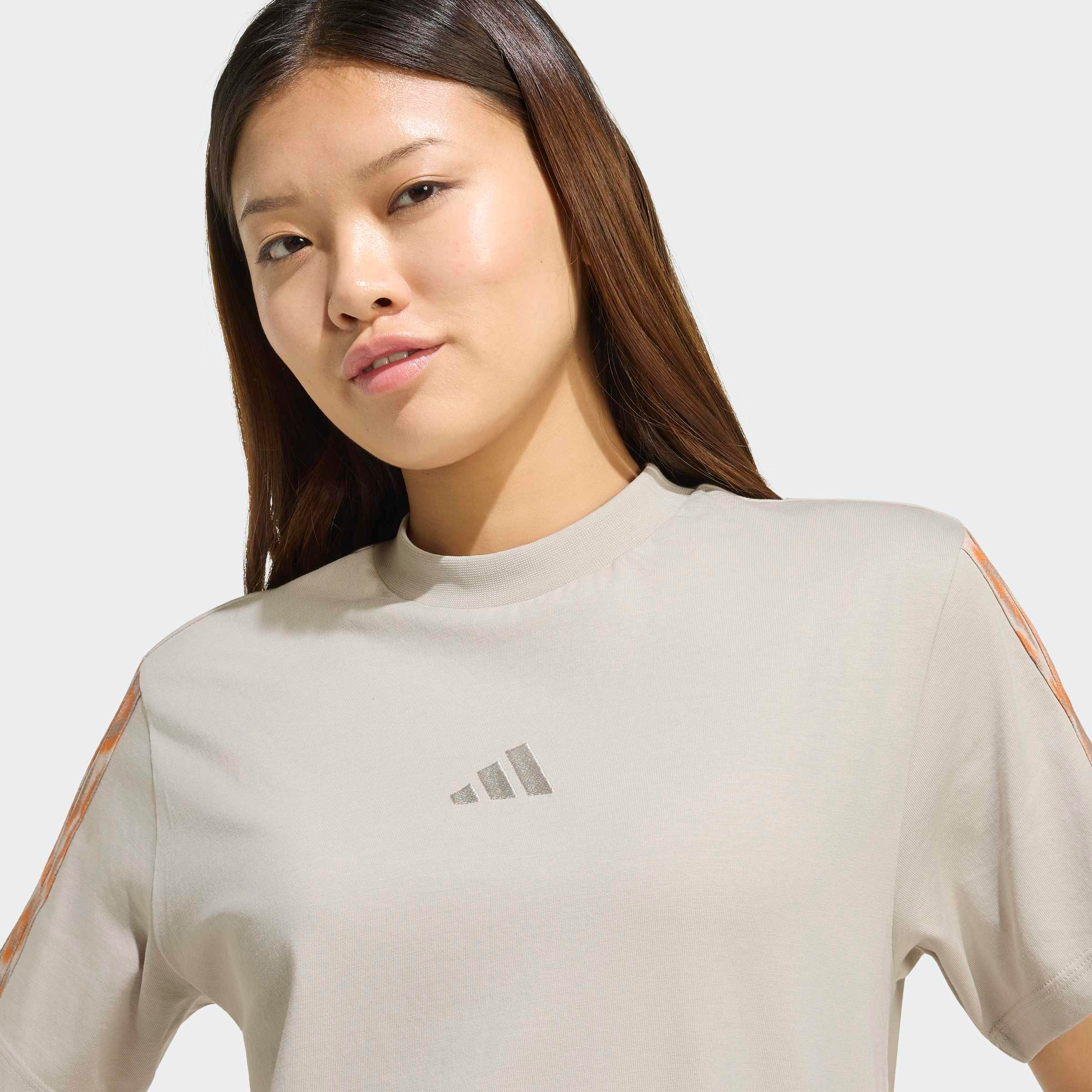 adidas Sportswear T-shirt »SEASONAL ESSENTIALS LEOPARDENPRINT MIT 3-STREIFEN«