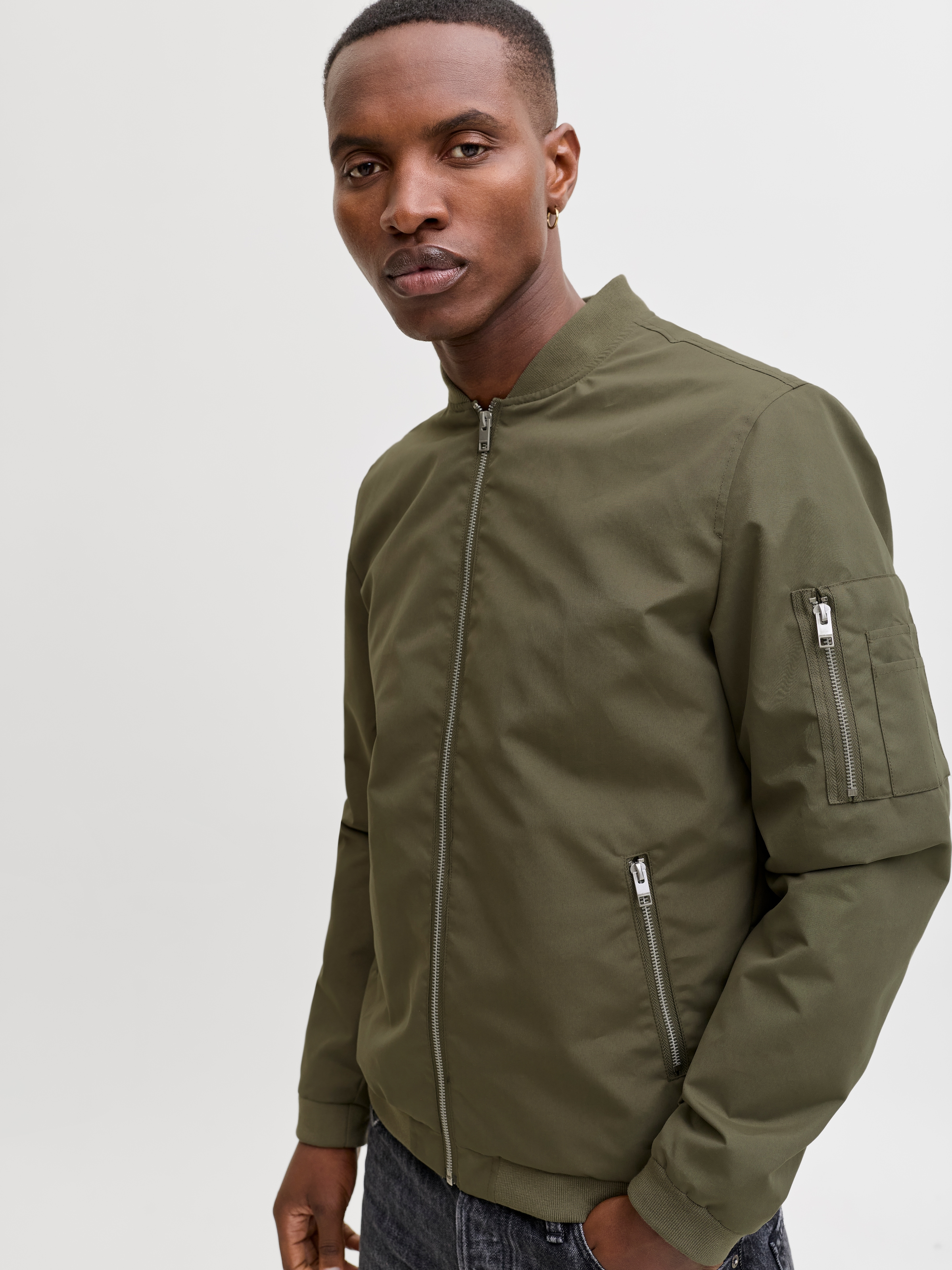 Jack & Jones Blouson »JJERUSH mit Stehkragen und Reissverschlusstaschen« sans capuche uni, tendance, coupe régulière, polyester