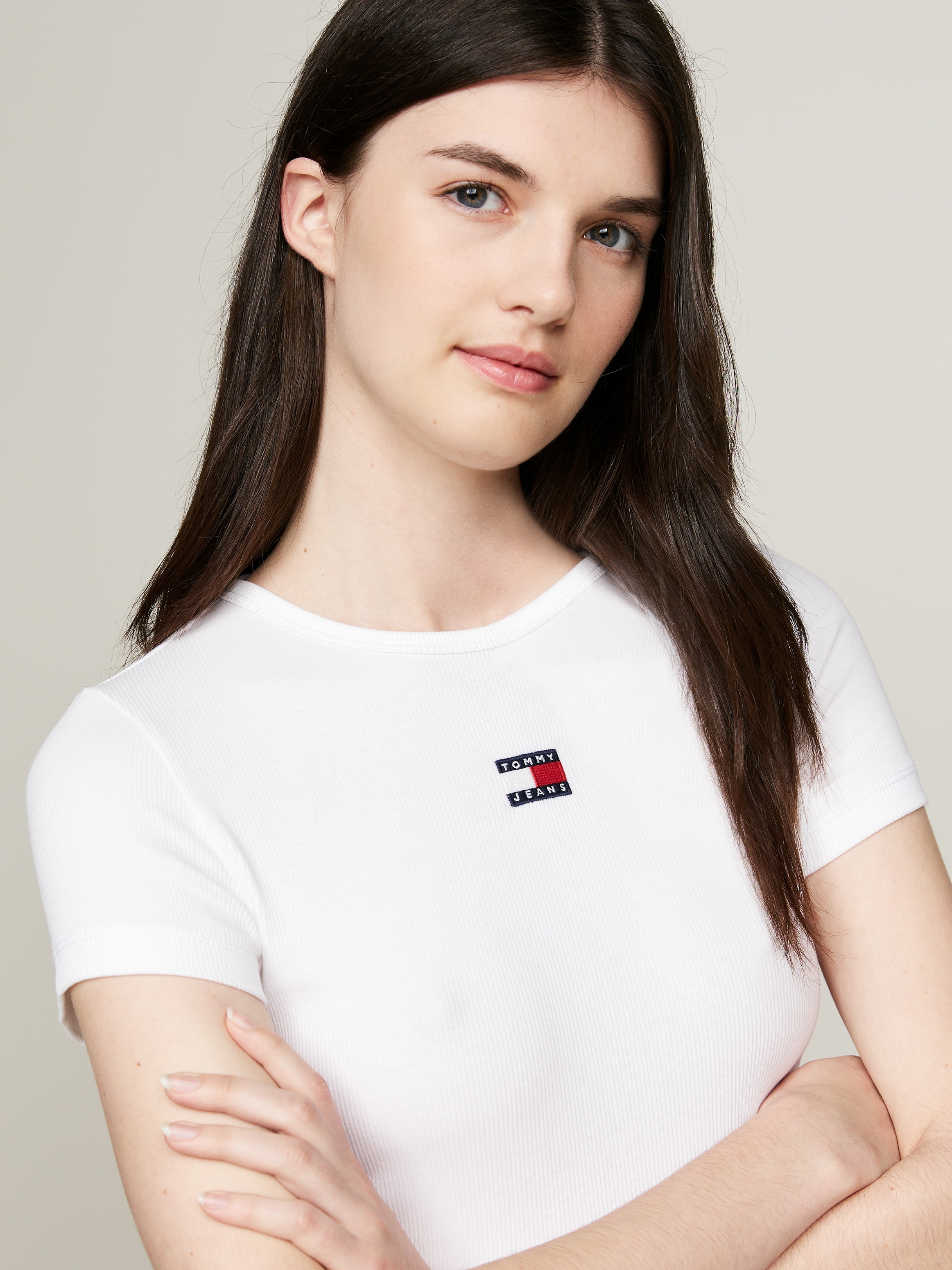 Tommy Jeans Kurzarmshirt »TJW SLIM BADGE RIB TEE«, in gerippter Struktur