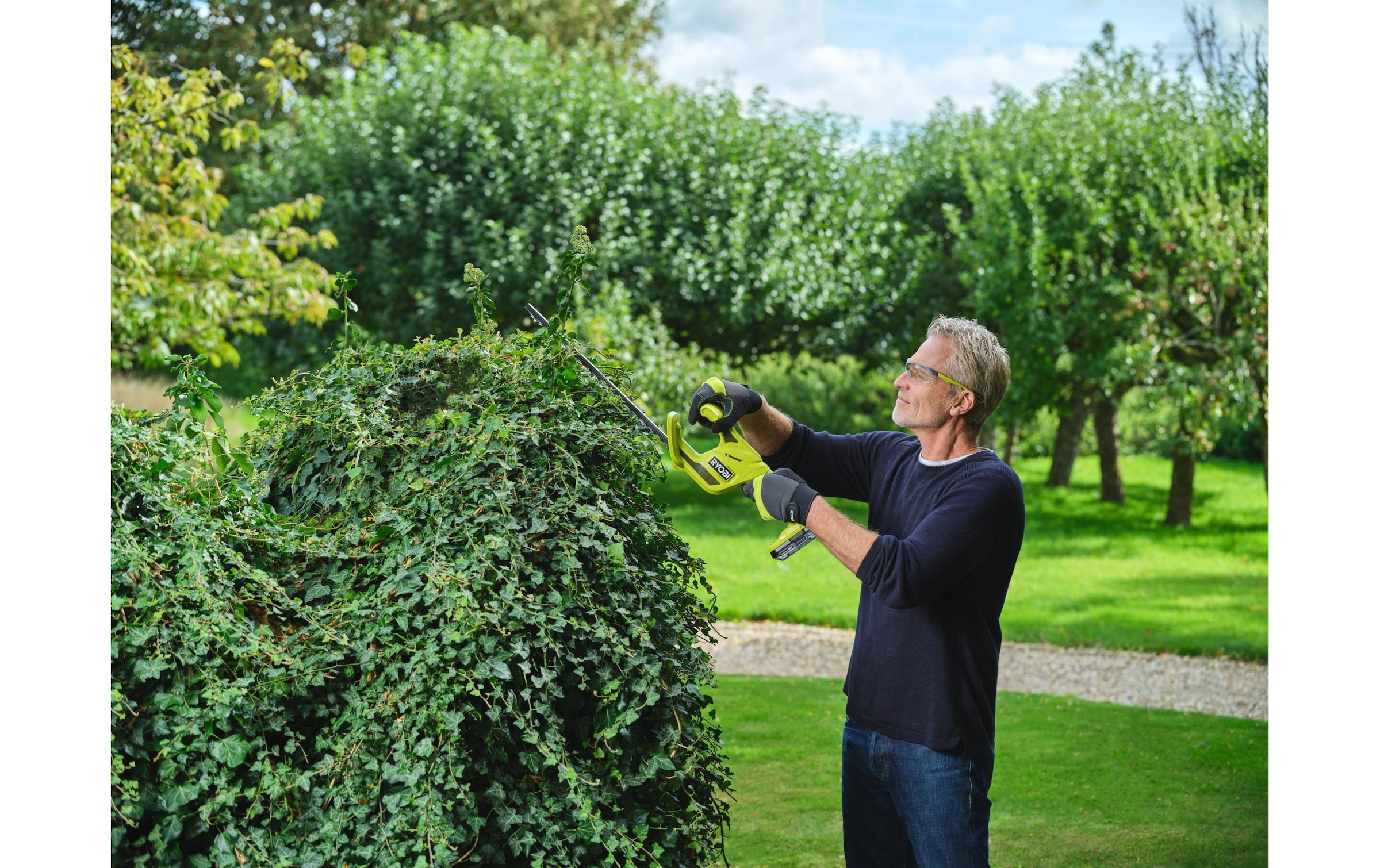  Akku-Heckenschere »RYOBI RY18HT40B-0 Solo« ()  Leichte Heckenschere mit 40 cm diamantgeschliffenen Klingen