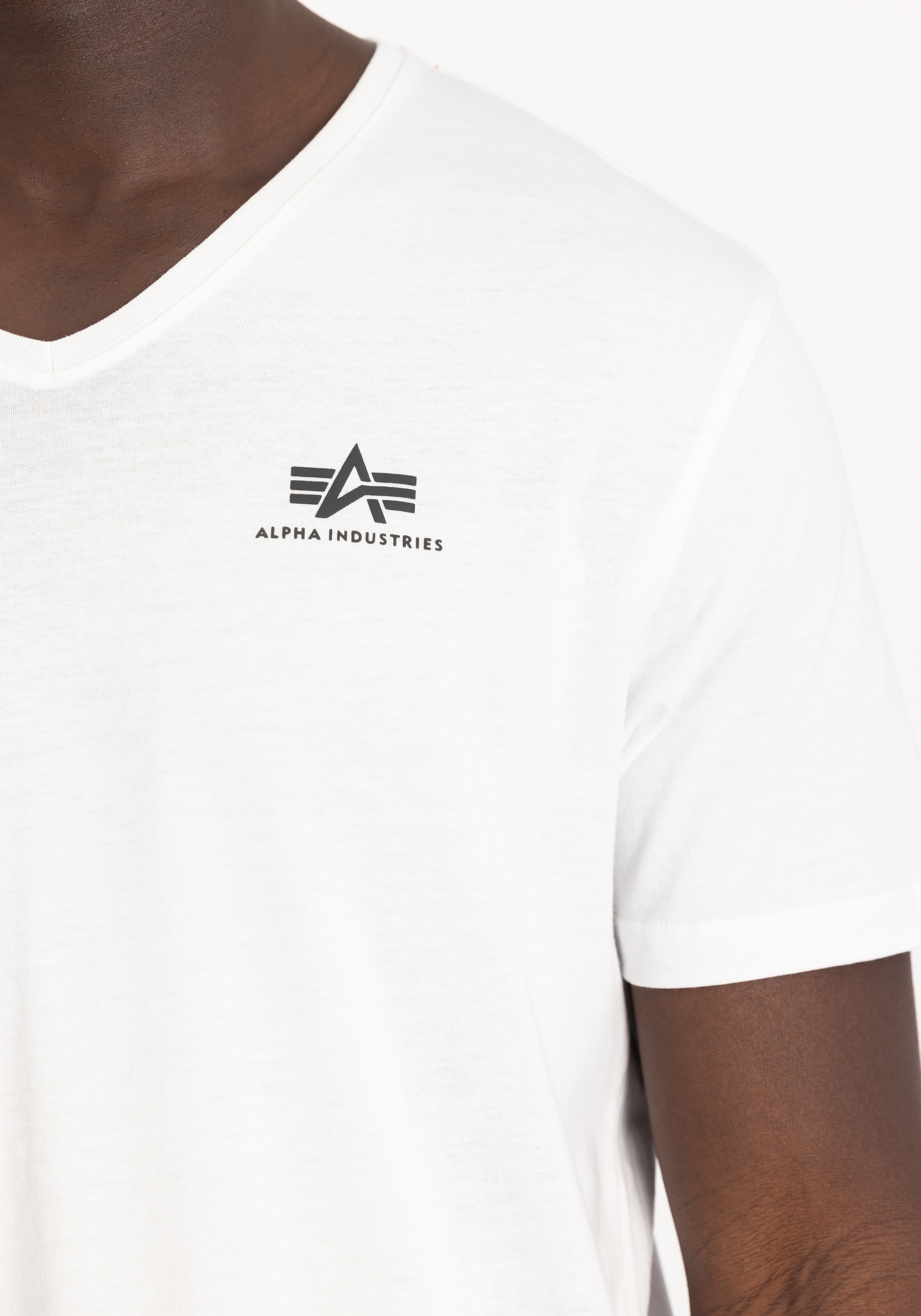 Alpha Industries T-Shirt »Alpha Industries Men - T-Shirts Basic V-Neck T Small Logo«