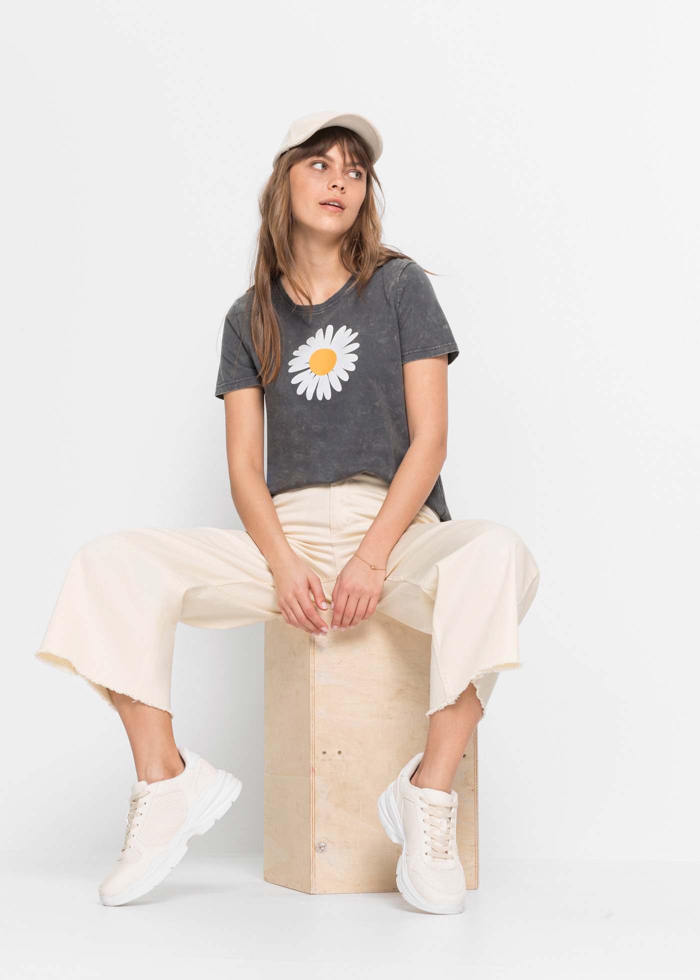 bonprix T-shirt »T-Shirt aus reiner Baumwolle« Slim Fit Passform, Kurzarm-Design, mit Gänseblümchen-Print