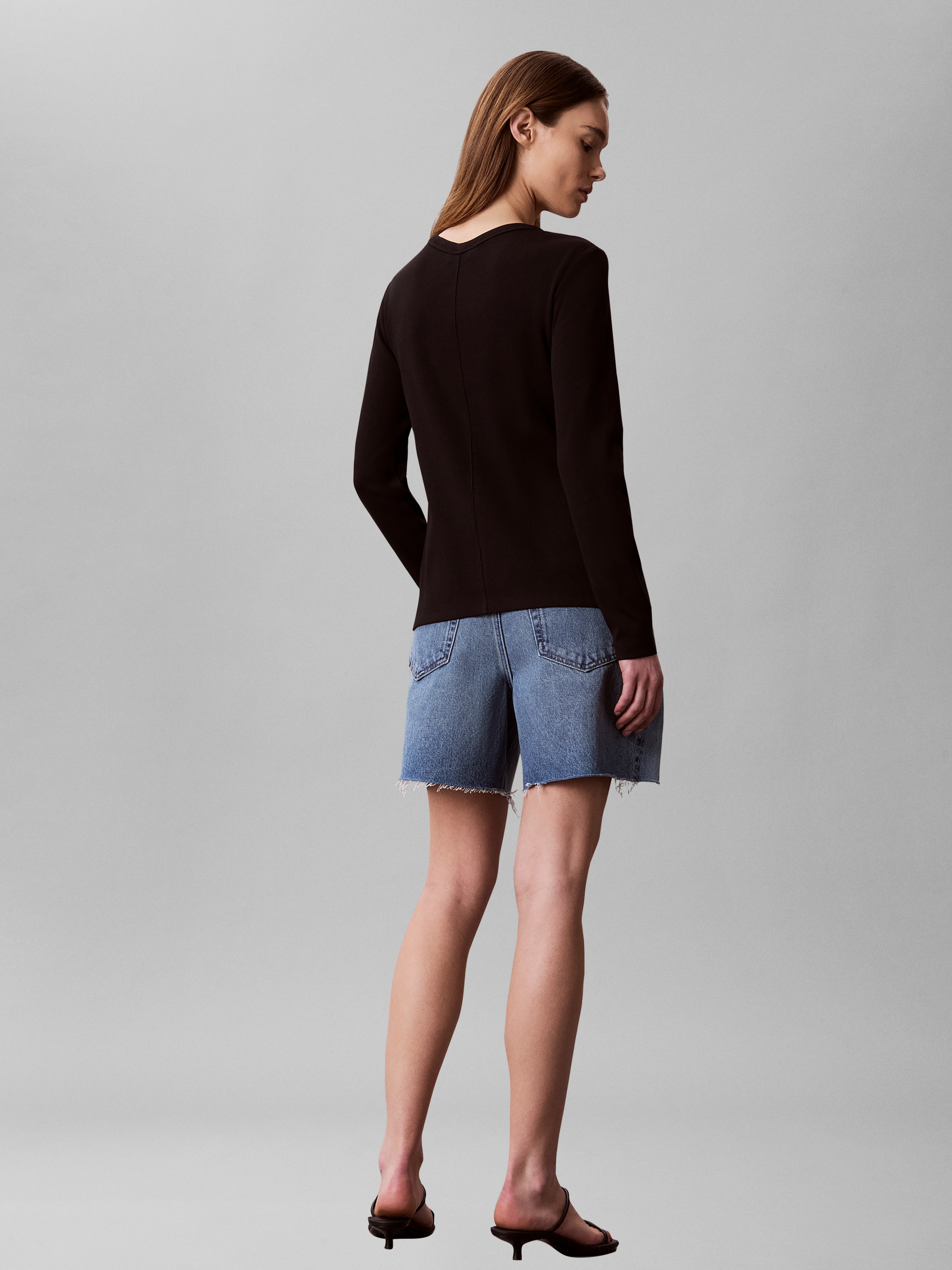 Calvin Klein Jeans Langarmshirt »WOVEN LABEL BABY RIB BUTTON« Figurbetonte Passform mit V-Ausschnitt
