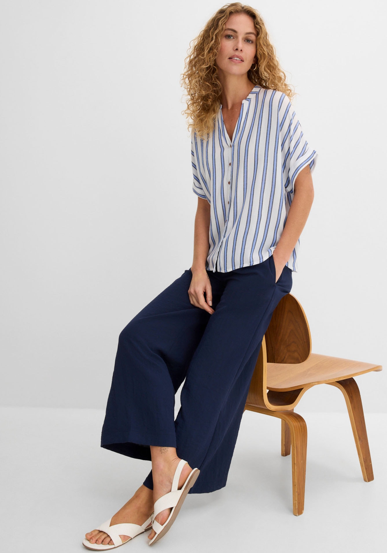 bonprix Blouse chemise avec col montant étroit et encolure en V