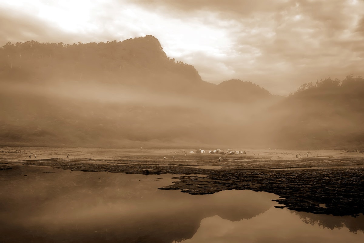 Image of Papermoon Fototapete "Neblige Landschaft"