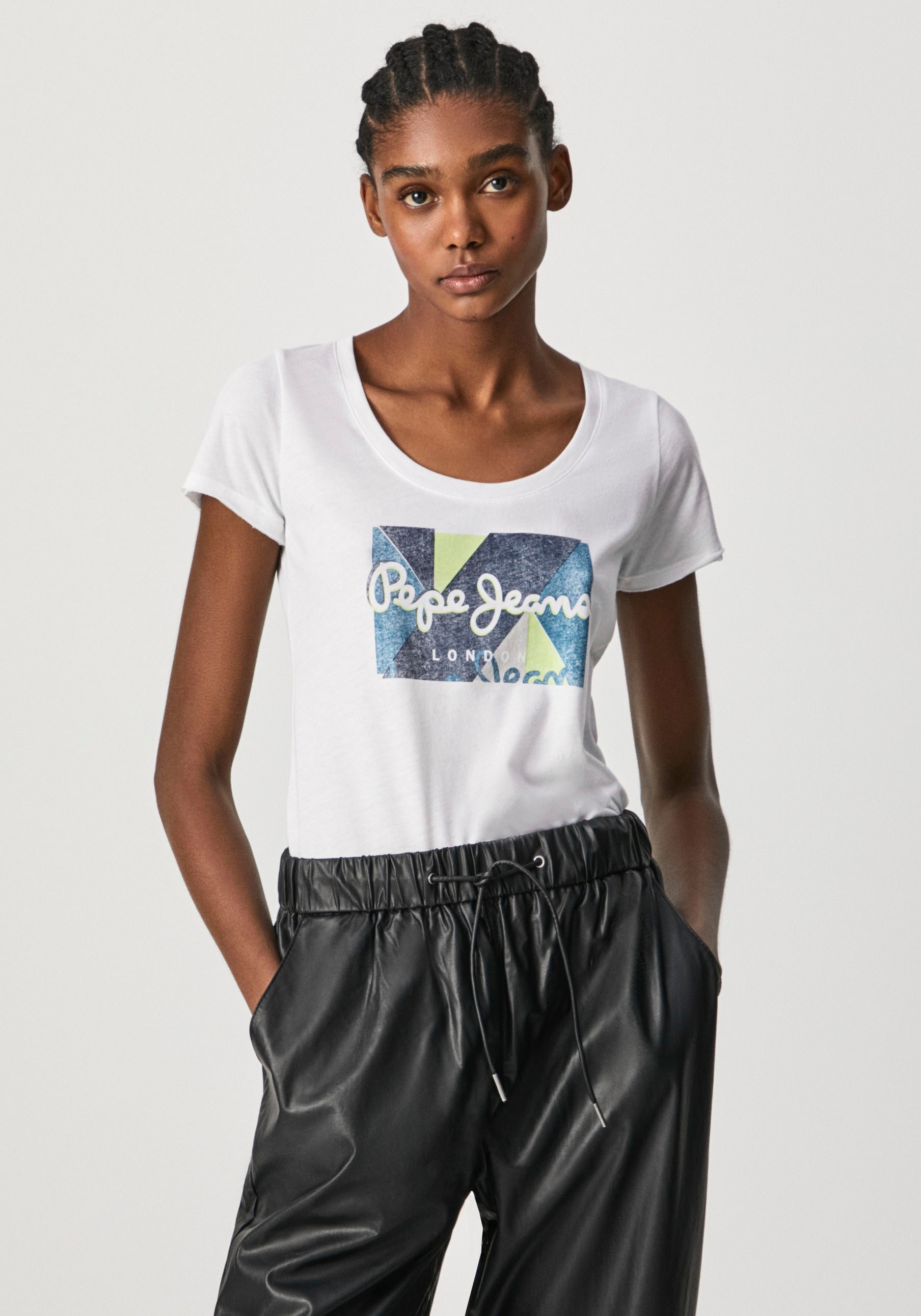 Image of Pepe Jeans Kurzarmshirt »DAFNE«, mit buntem Frontprint im Brustbereich bei Ackermann Versand Schweiz