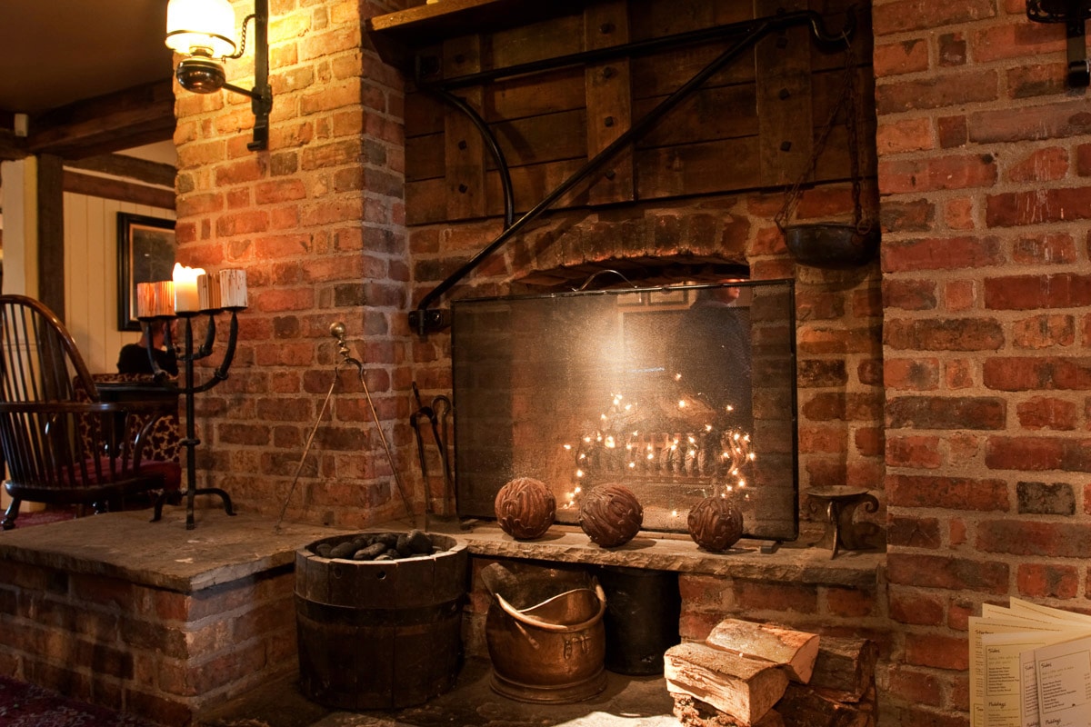 Image of Papermoon Fototapete "ENGLISHER PUB-HISTORISCH KAMIN ZIEGEL RUSTIK VINTAGE"