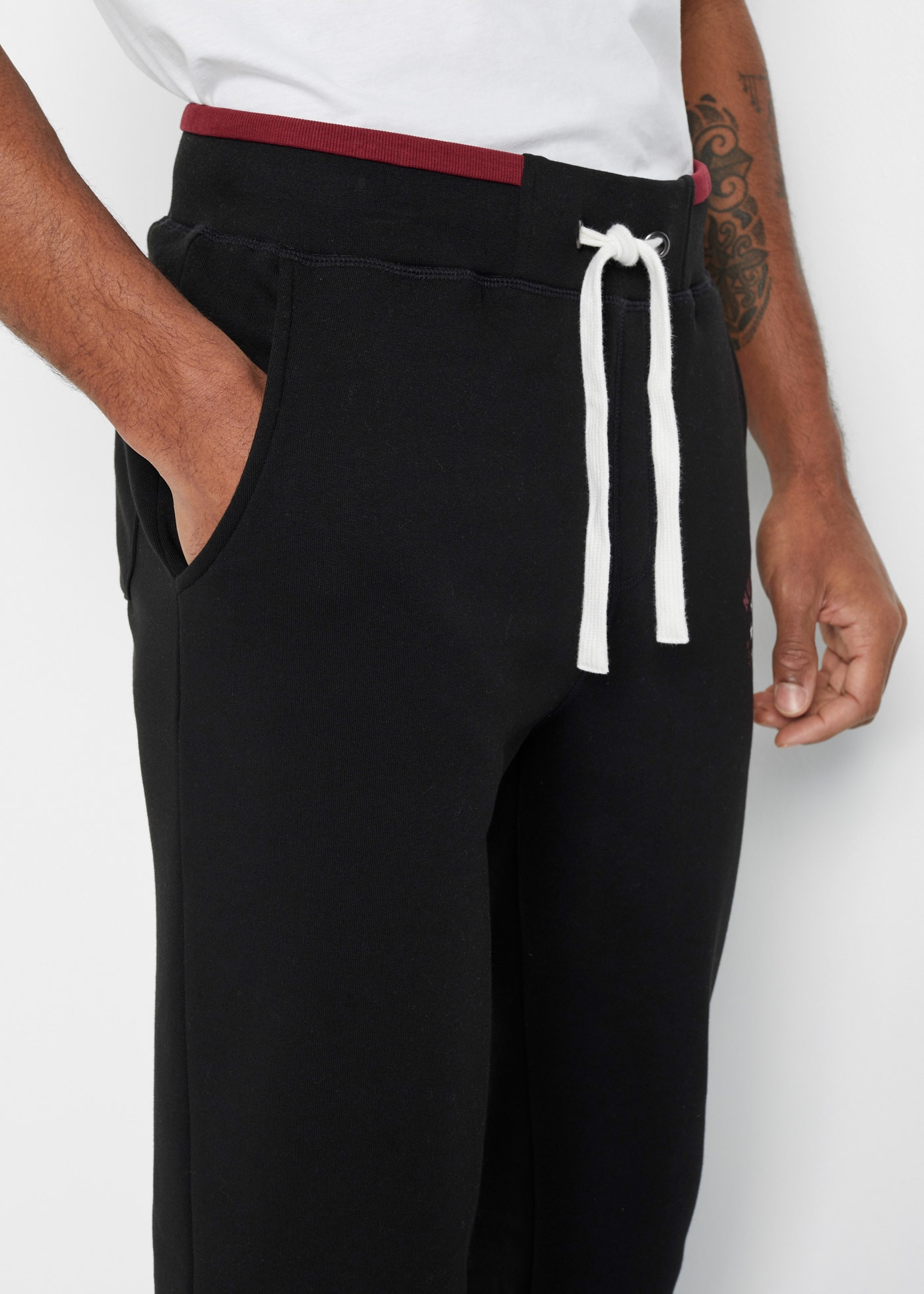 bonprix Pantalon de jogging  mit elastischem Bund, mit Kordelzug, regular fit, mit Gesässtasche