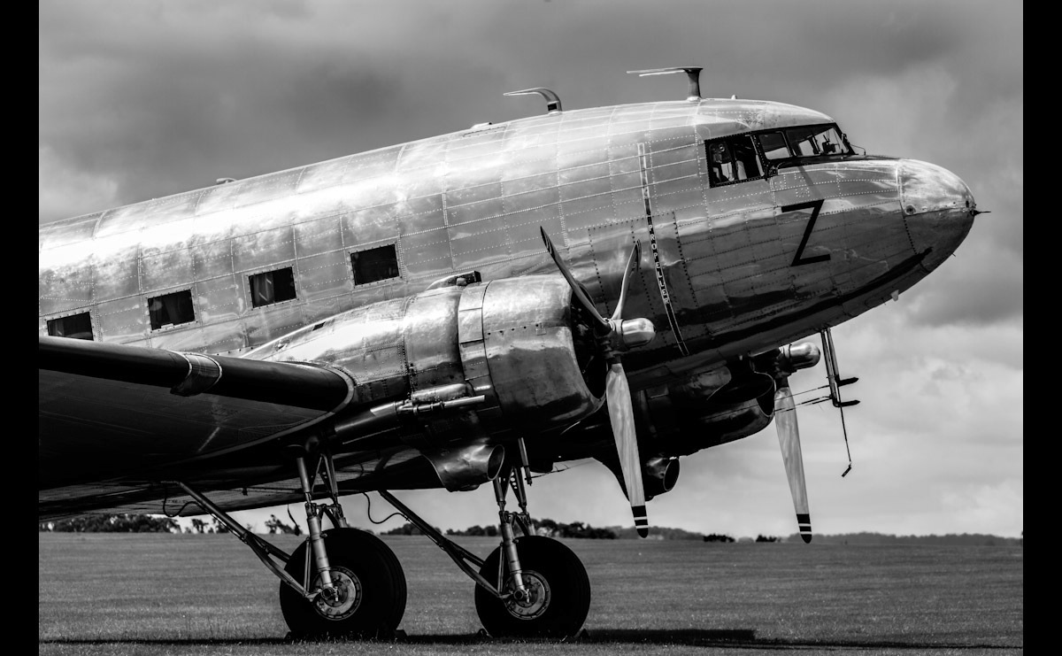 Image of Papermoon Fototapete »Vintage Verkehrsflugzeug Schwarz & Weiss«, Vliestapete, hochwertiger Digitaldruck, inklusive Kleister bei Ackermann Versand Schweiz
