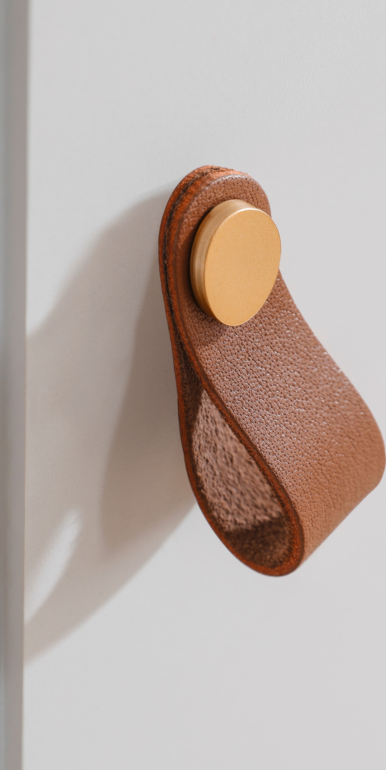 rauch Drehtürenschrank »Kleiderschrank Schrank Garderobe Ankleide HOMEY BY QUADRA SPIN« Breiten: 181/226/271 cm, Höhe 210 cm,  mit Grifflaschen aus weichem, cognacbraunem Leder