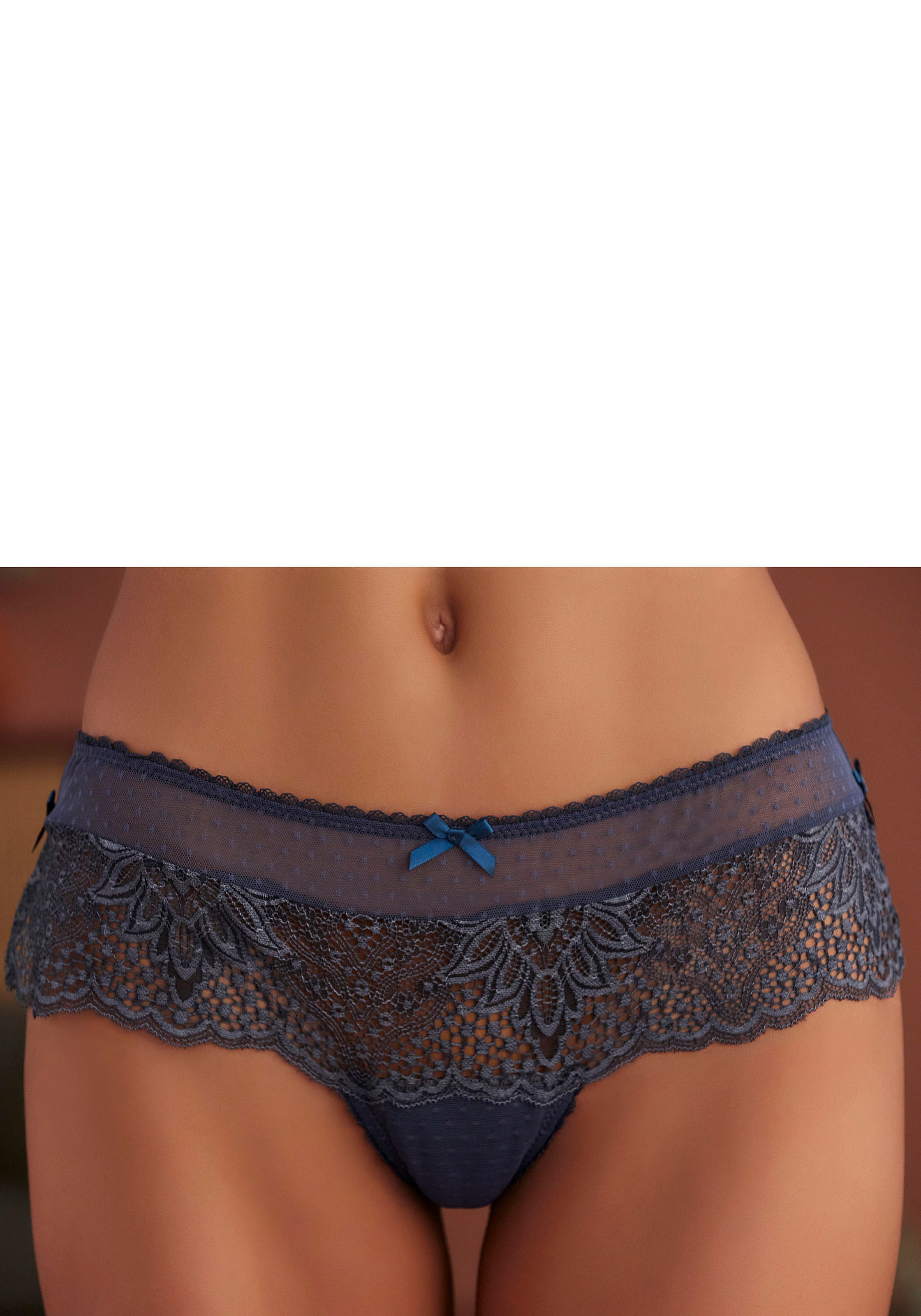 Vivance Stringpanty, aus extravaganter Spitze mit seitlichen Schlitzen