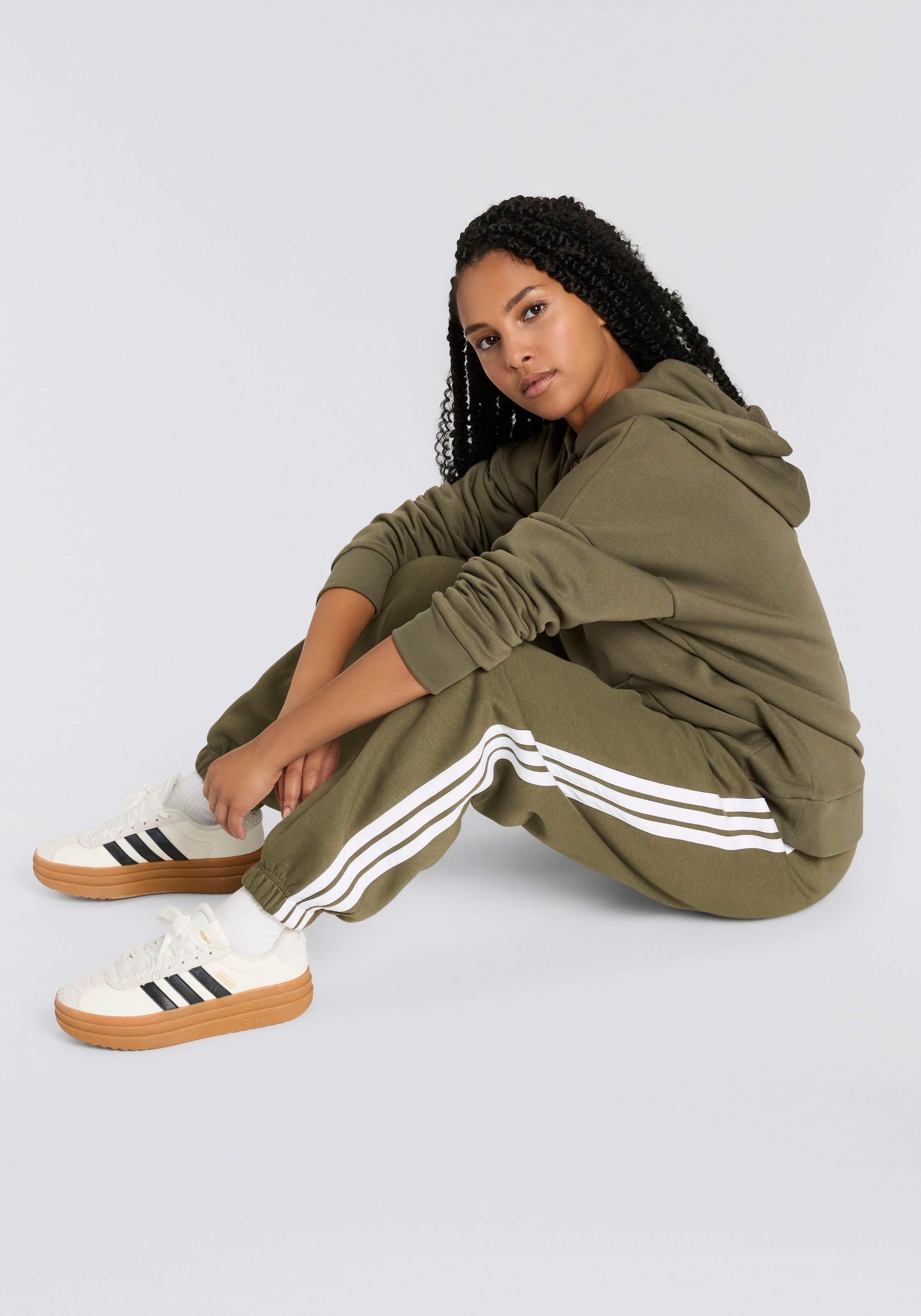 adidas Sportswear Sporthose »W 3S FL C PT«, (1 tlg.), Locker geschnitten, mit schmal zulaufender Beinform
