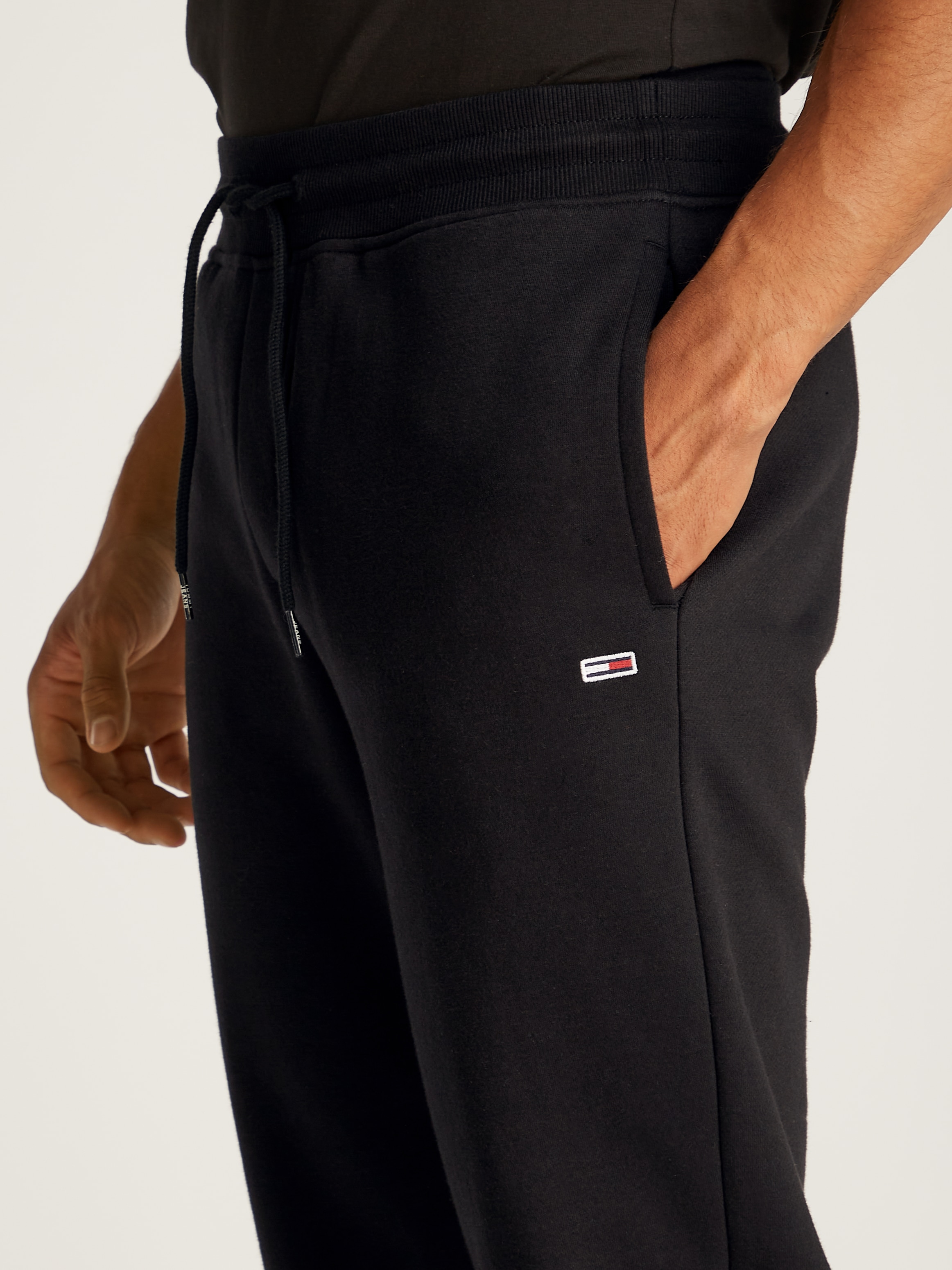 Tommy Jeans Sweathose »TJM SLIM S FLAG SWEATPANT«, Mit Kordelzug