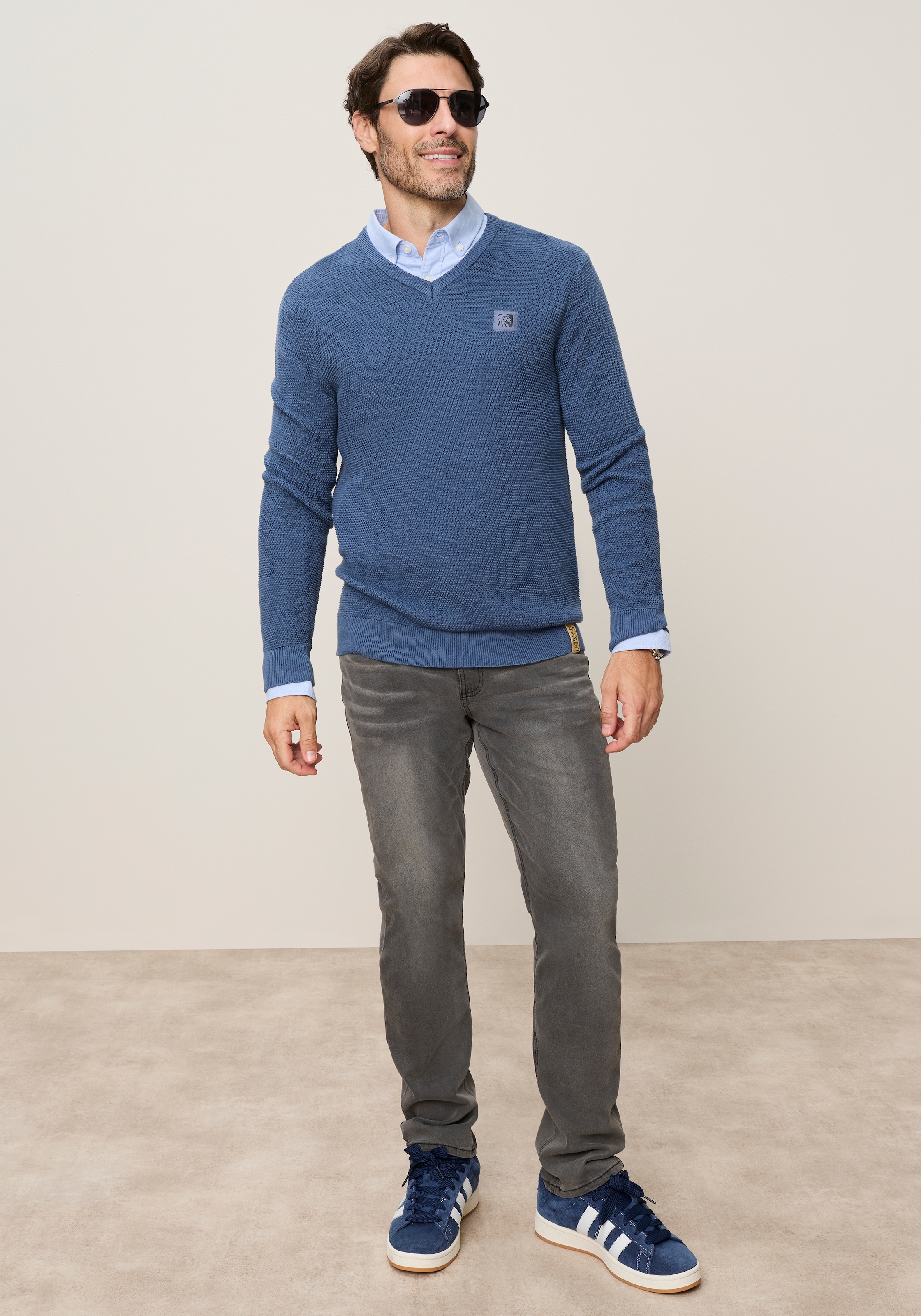 Man's World V-Ausschnitt-Pullover »Neue Kollektion! Highlight Strickstruktur« Strickmaterial, Rippbündchen am Ausschnitt, Regular Fit Passform
