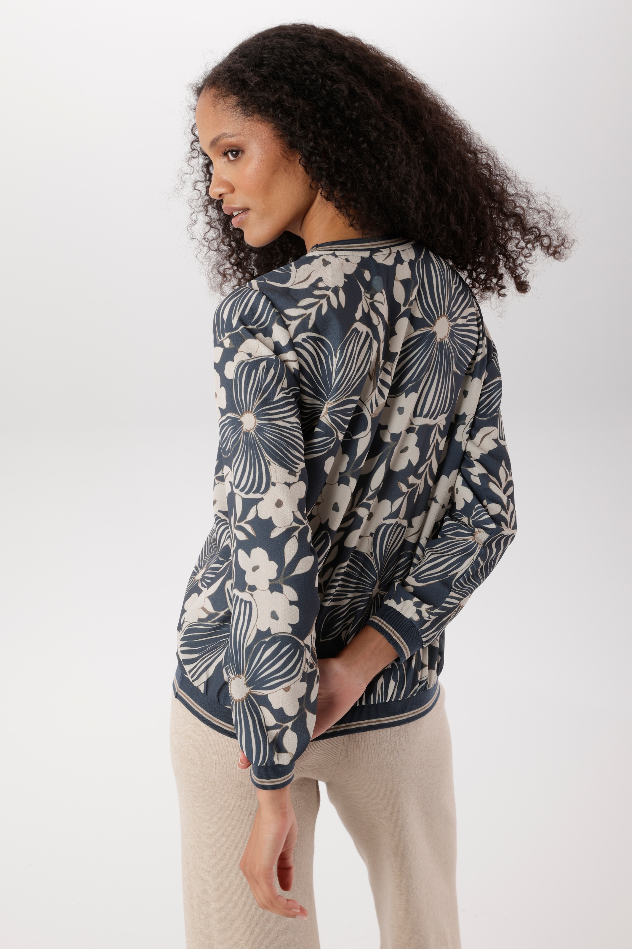 Aniston SELECTED Shirtbluse mit sportiven Bündchen und floralem Druck - NEUE KOLLEKTION