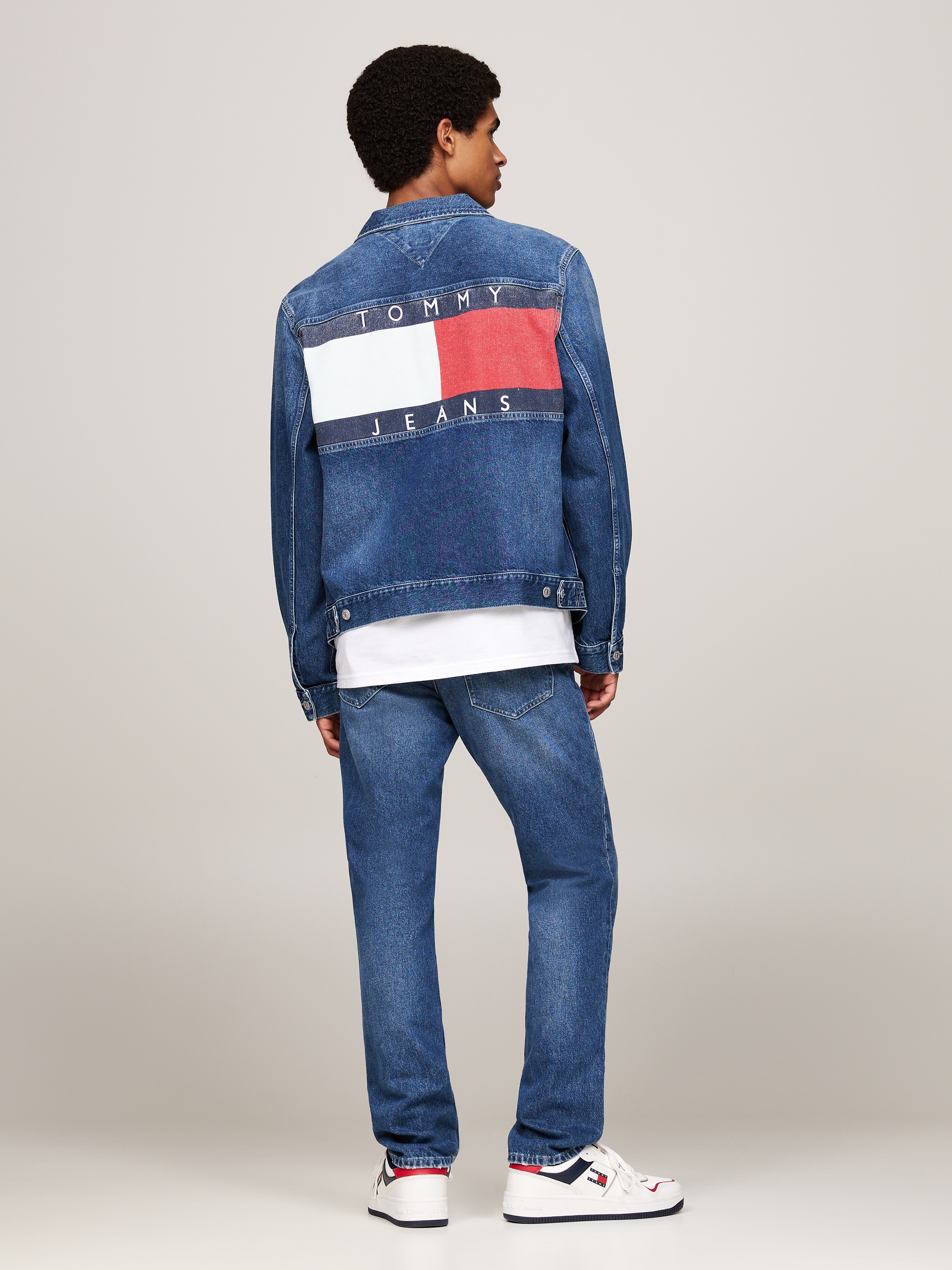 Tommy Jeans Jeansjacke »RYAN RGLR TRCKR JCKT DH6031«, Grosses Markenemblem auf der Rückseite