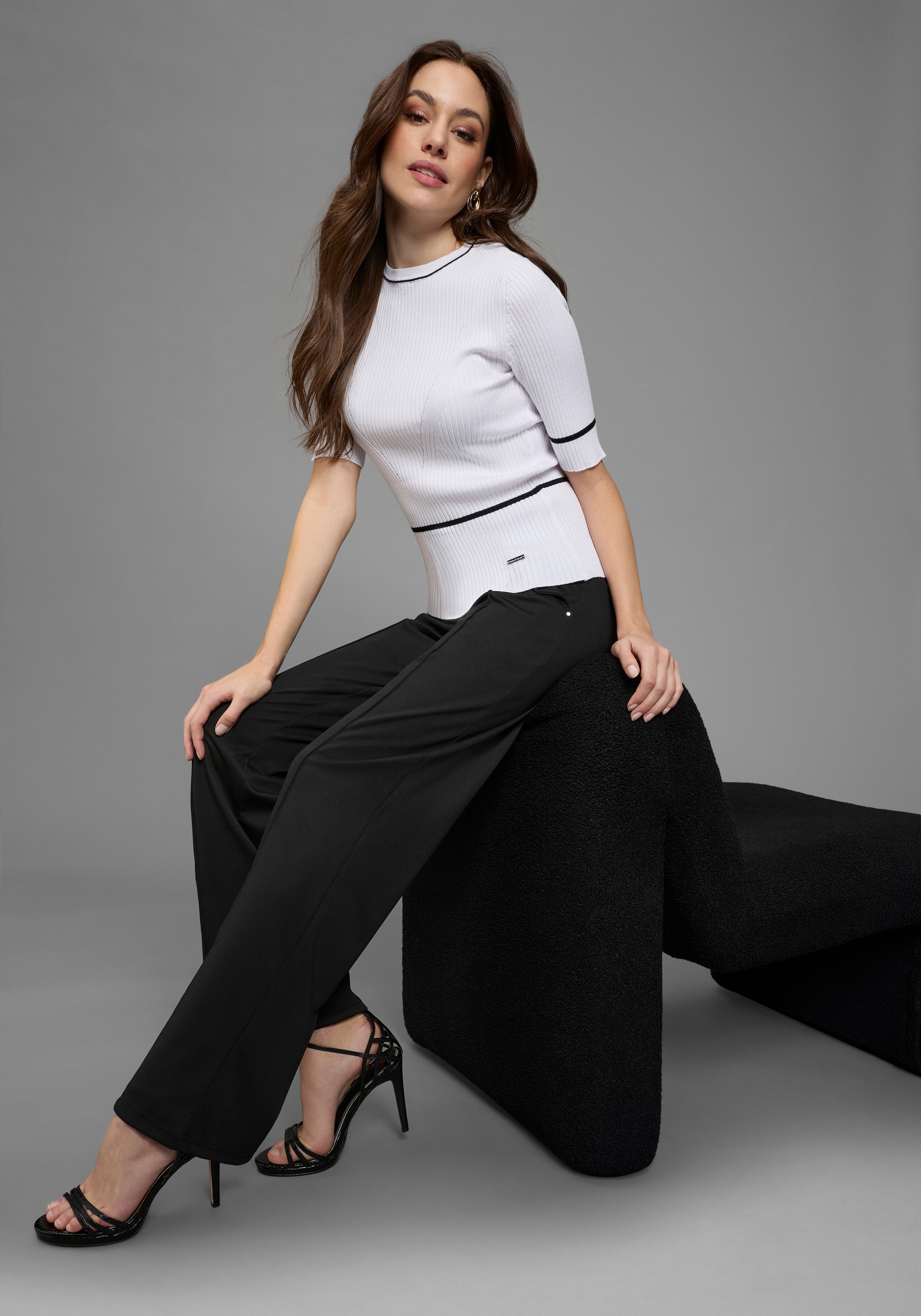 Bruno Banani Kurzarmpullover aus Rippstrick, mit Kontrast-Details, figurbetonte Passform