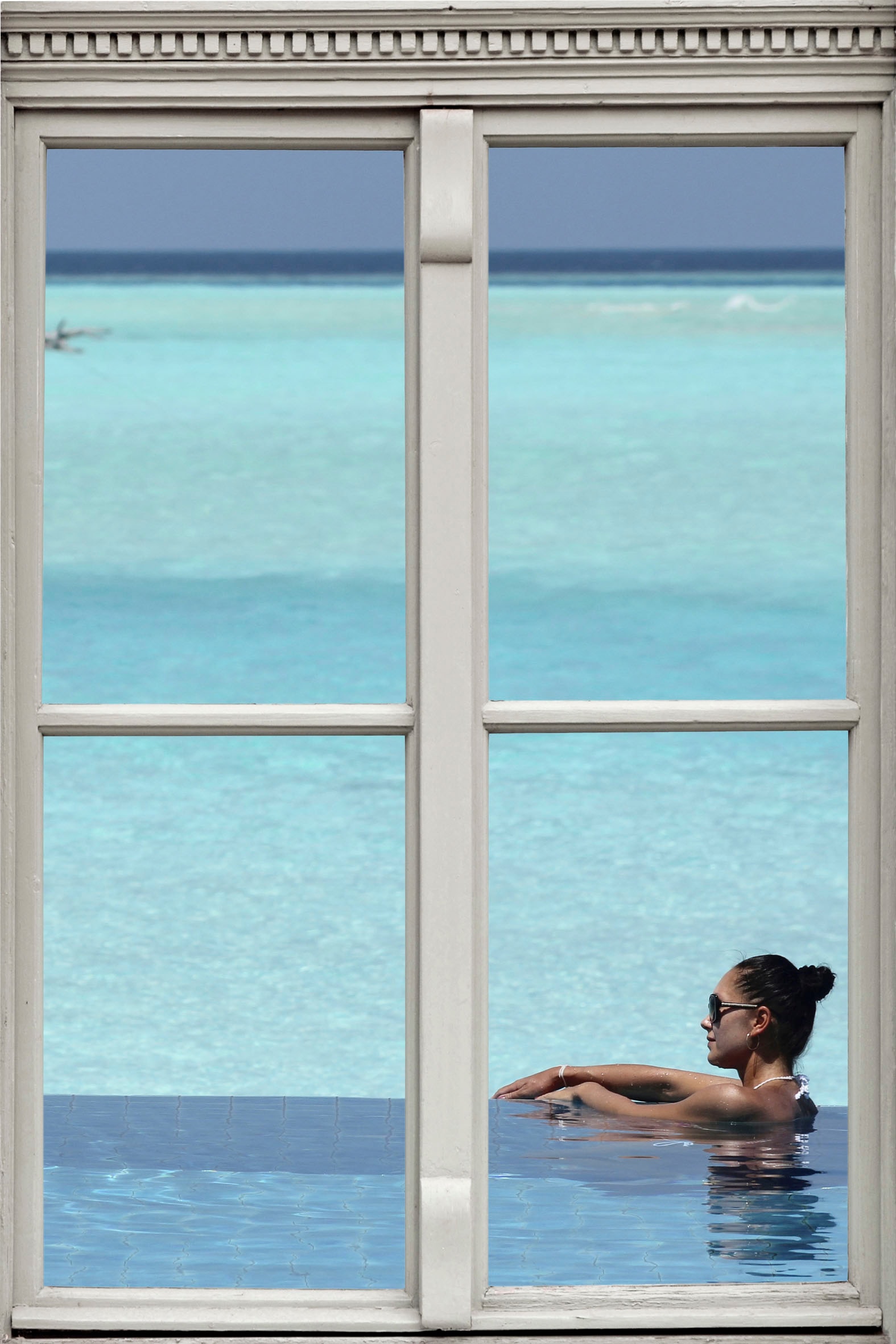 Image of queence Wandsticker "Frau im Pool" Wandsticker, Wandbild, selbstklebend, 3D, Fenster