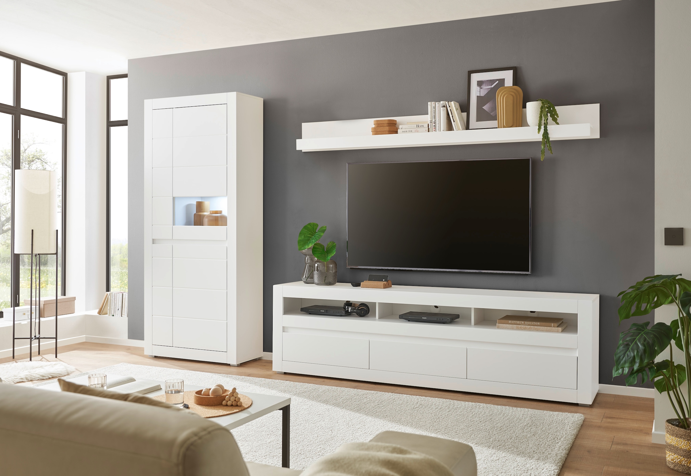 INOSIGN Vitrine »Chester, Hochschrank mit Stauraum, Glasvitrine, Anrichte, Weiss Matt«, (1 St.), austauschbare Blende in der Griffleiste, zeitloses Design, 85 cm breit