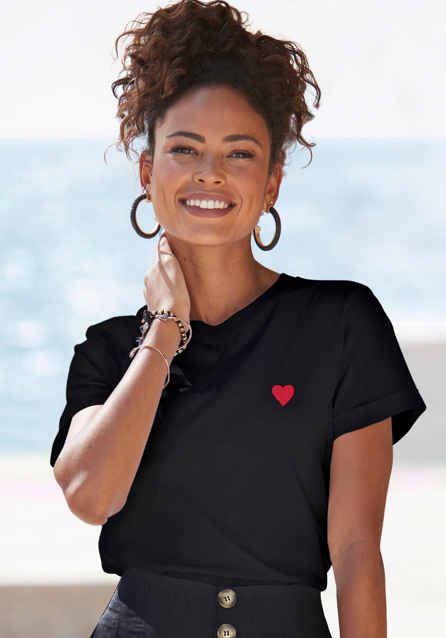 Image of LASCANA T-Shirt mit süsser Herz-Stickerei, Kurzarmshirt aus Baumwolle, Muttertag