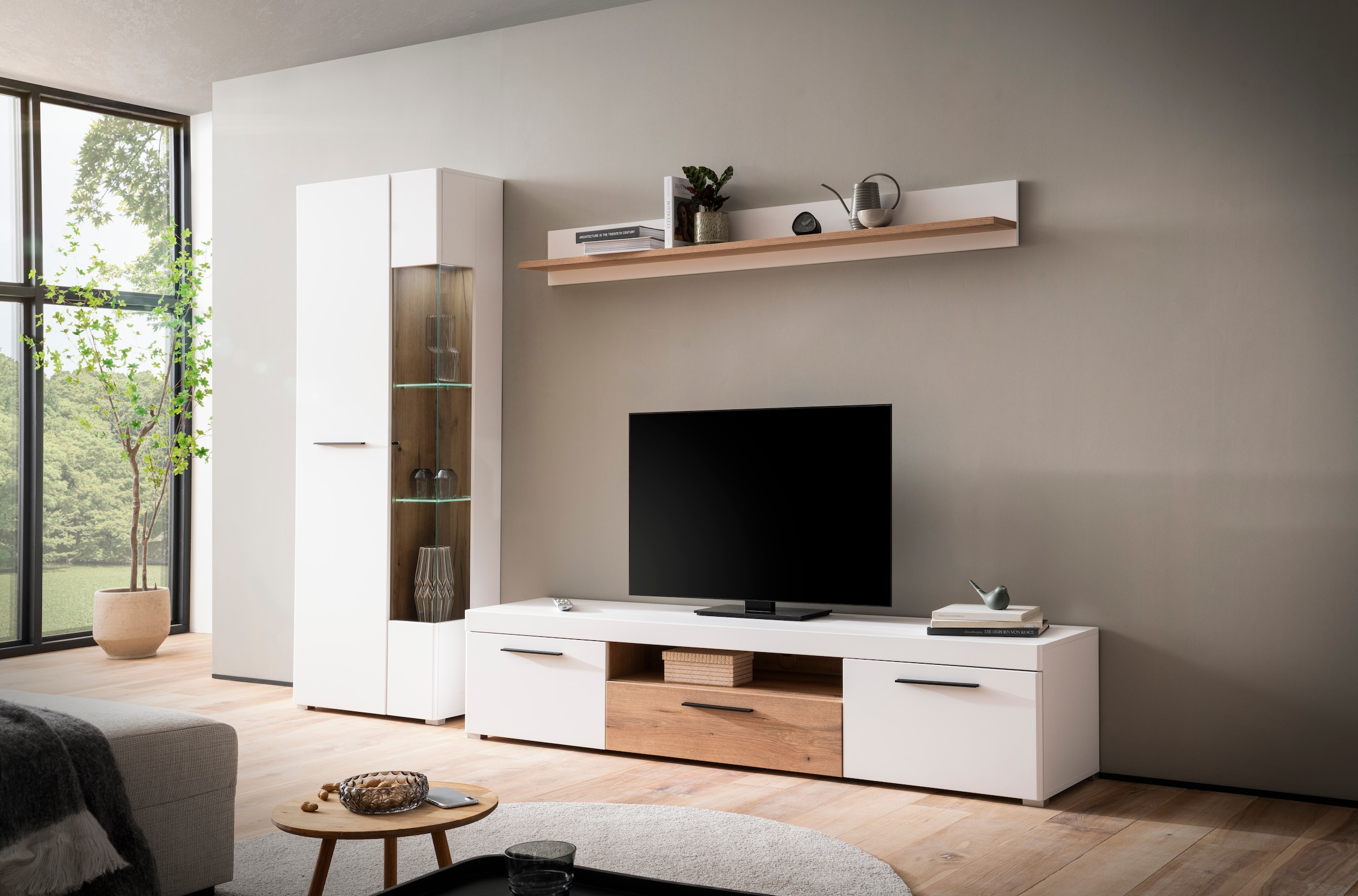 INOSIGN Wohnwand »Salerno, moderne Anbauwand, Wohnzimmer-Set, Weiss mit Eiche Evoke Dekor«, (Set, 3 St.), enthält Vitrine, Lowboard + Wandboard, Metallgriffe, 287 cm breit