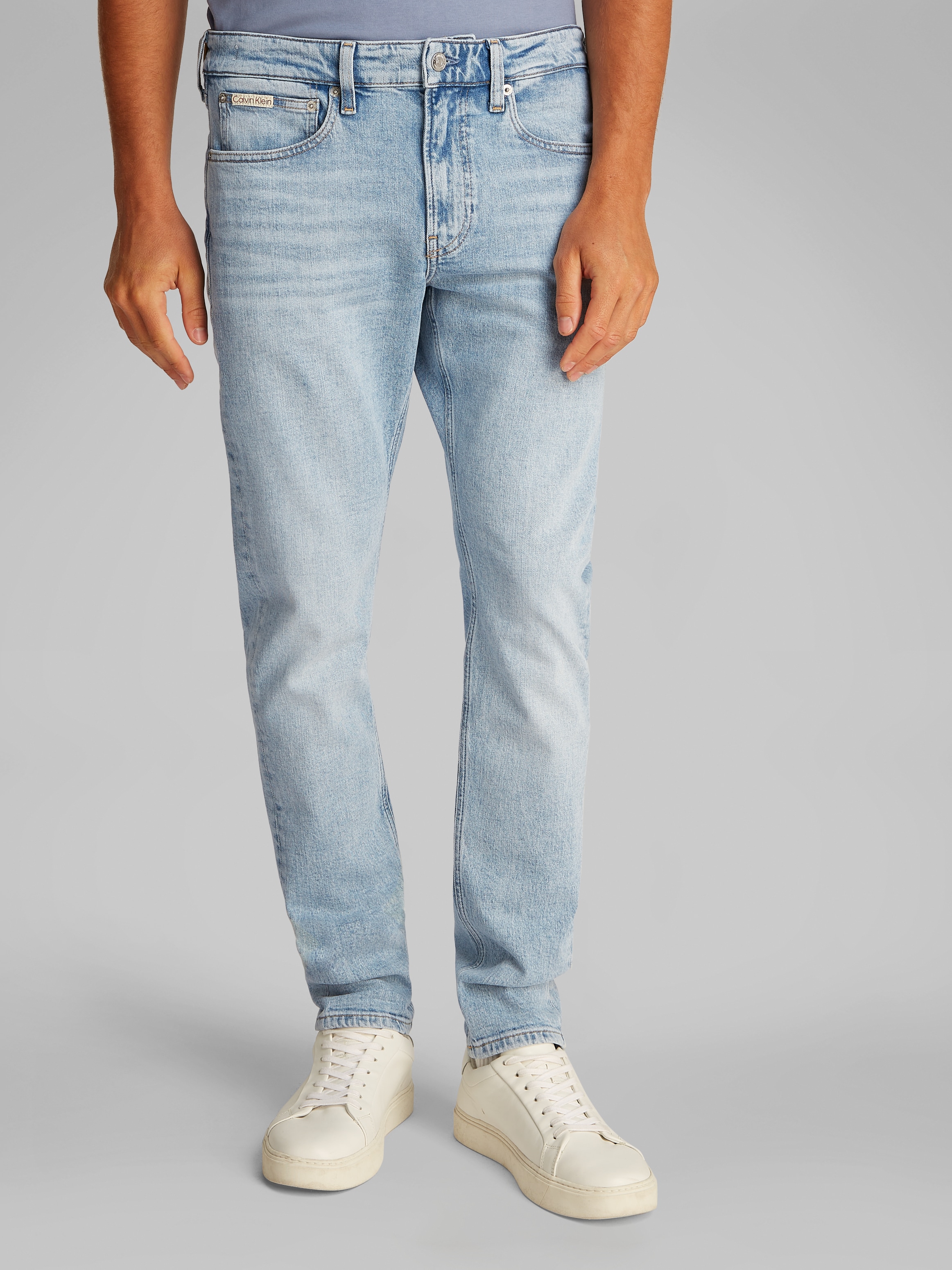 Calvin Klein Jeans Tapered-fit-Jeans »SLIM TAPER«, in hellblauer Waschung