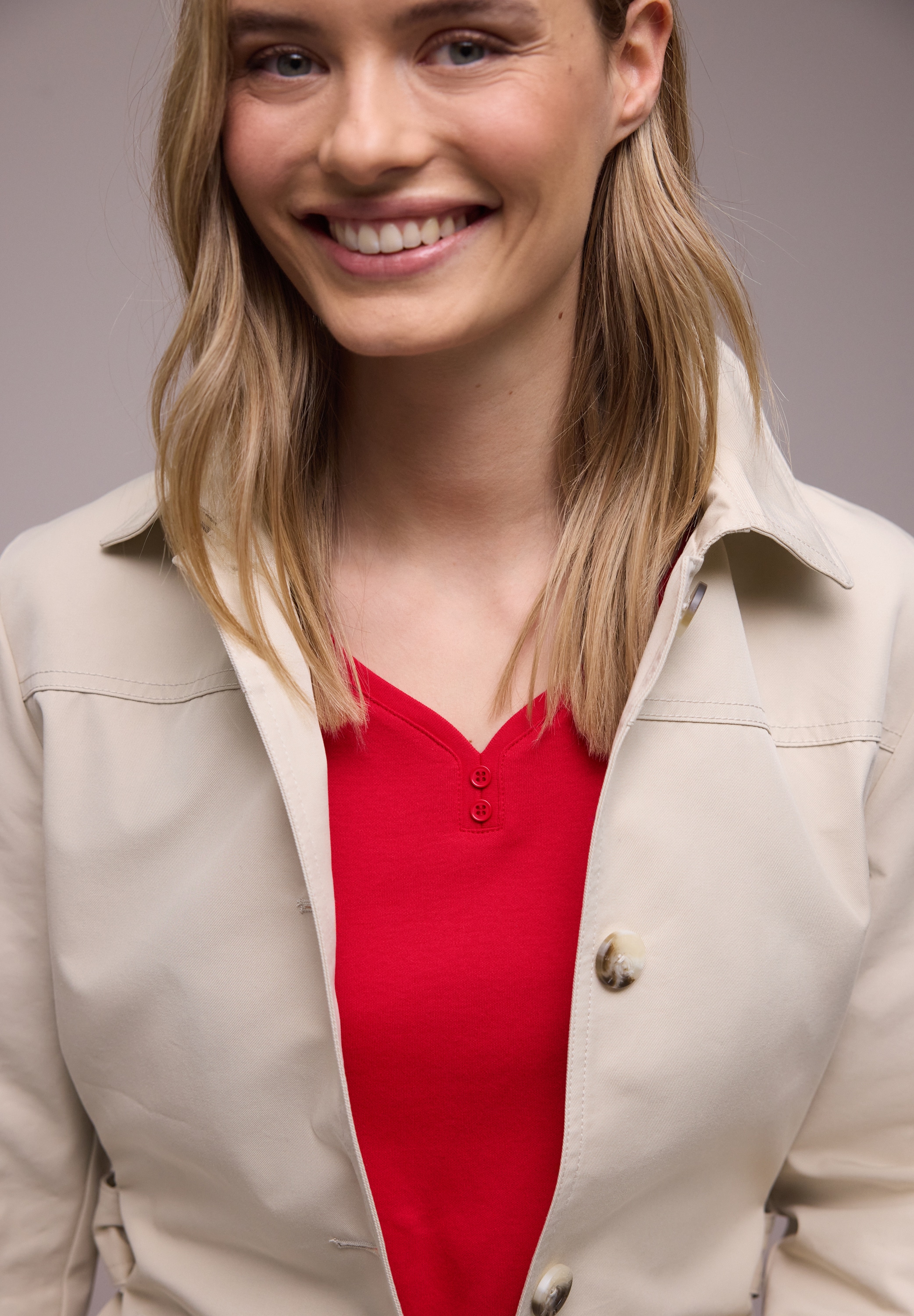 STREET ONE Haut de chemise mit gerundetem V-Ausschnitt und Knopf-Detail