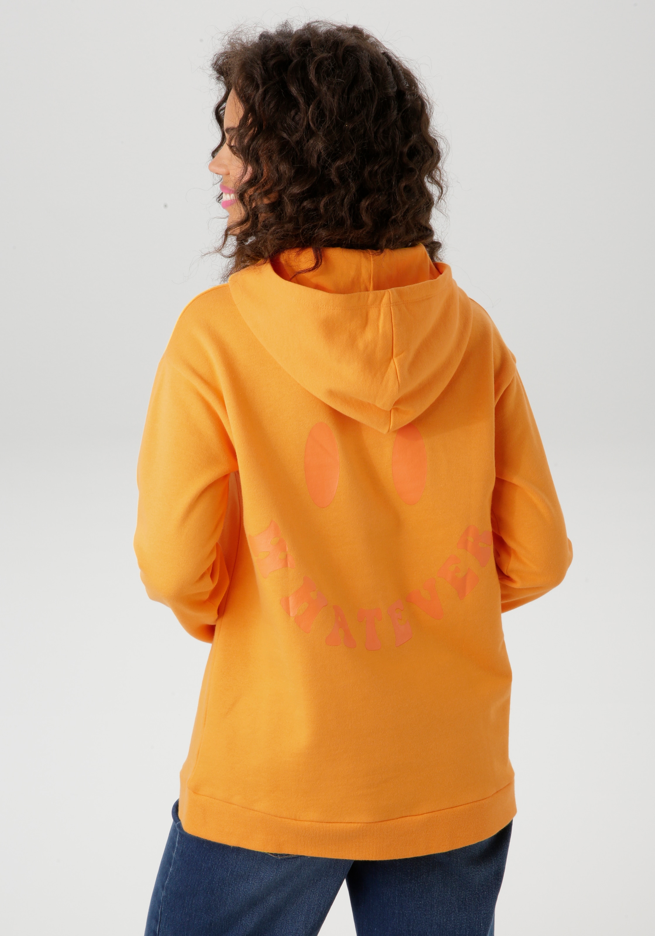 Aniston CASUAL Kapuzensweatshirt, mit Smiley im Rücken