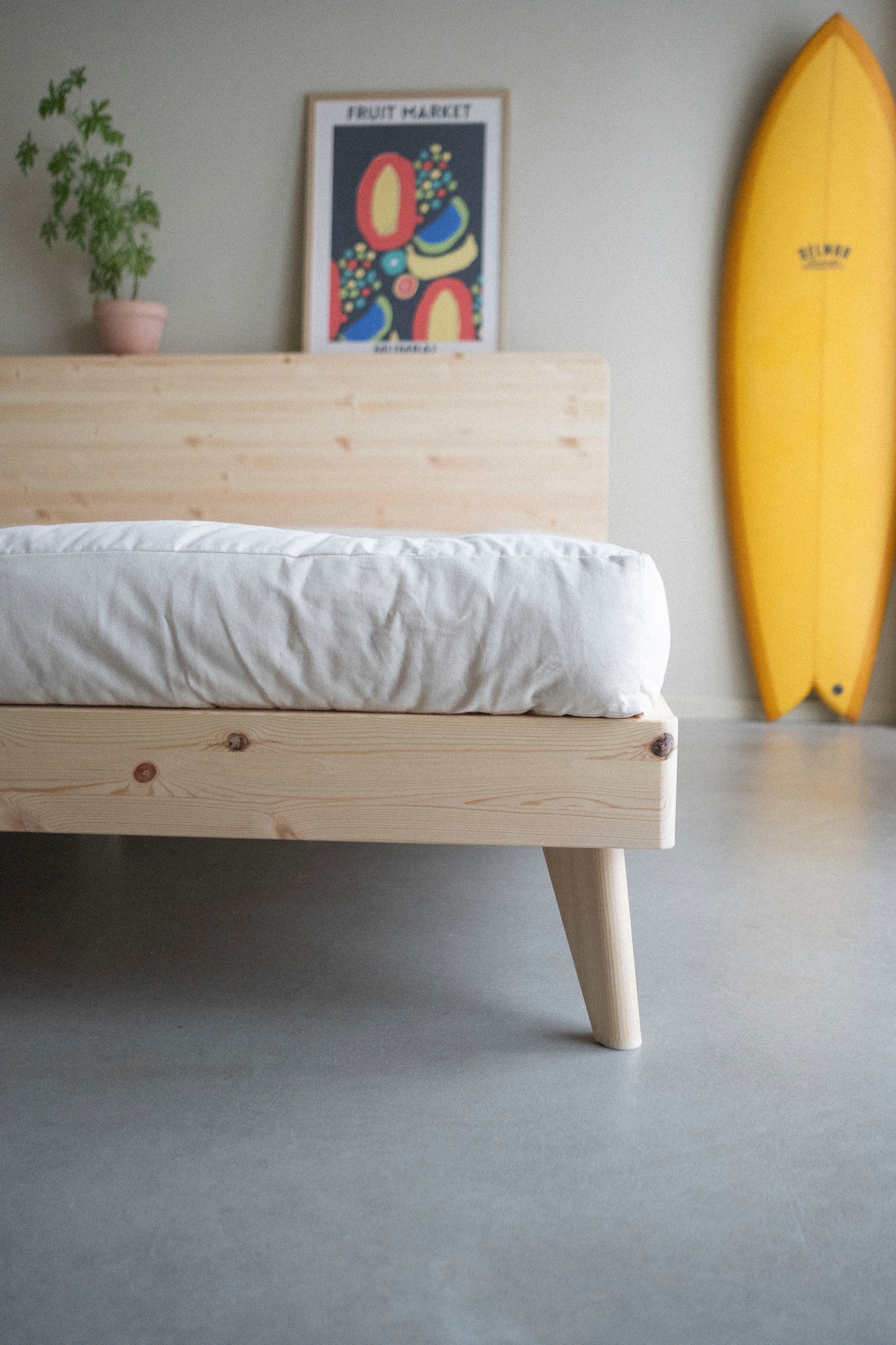 Karup Design Sommier »RETREAT BED« En pin massif avec sommier à lattes, tête de lit avec 3 étagères