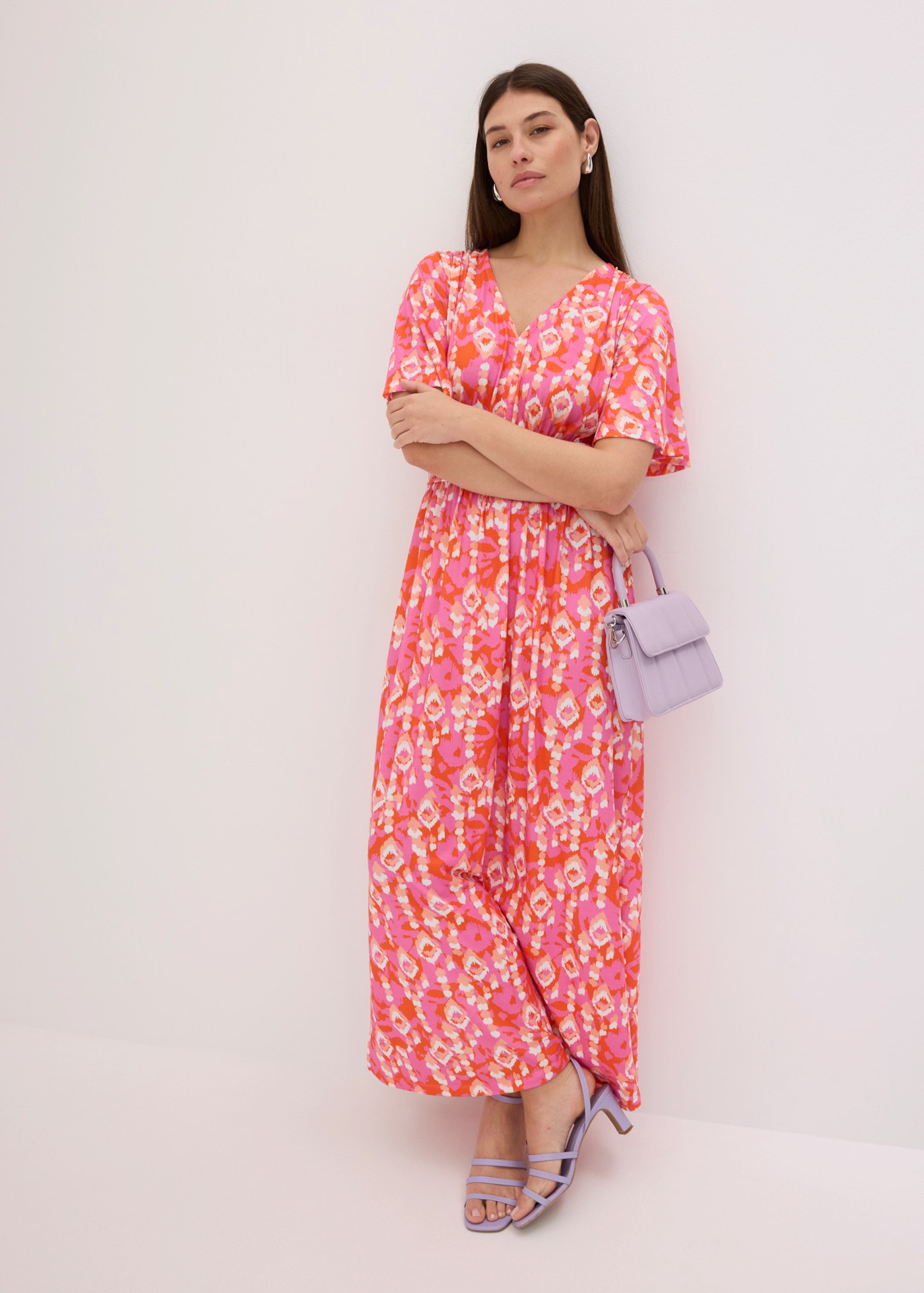 Image of bonprix Maxikleid ausgestellte Passform, tiefer V-Ausschnitt, Halbarm-Design