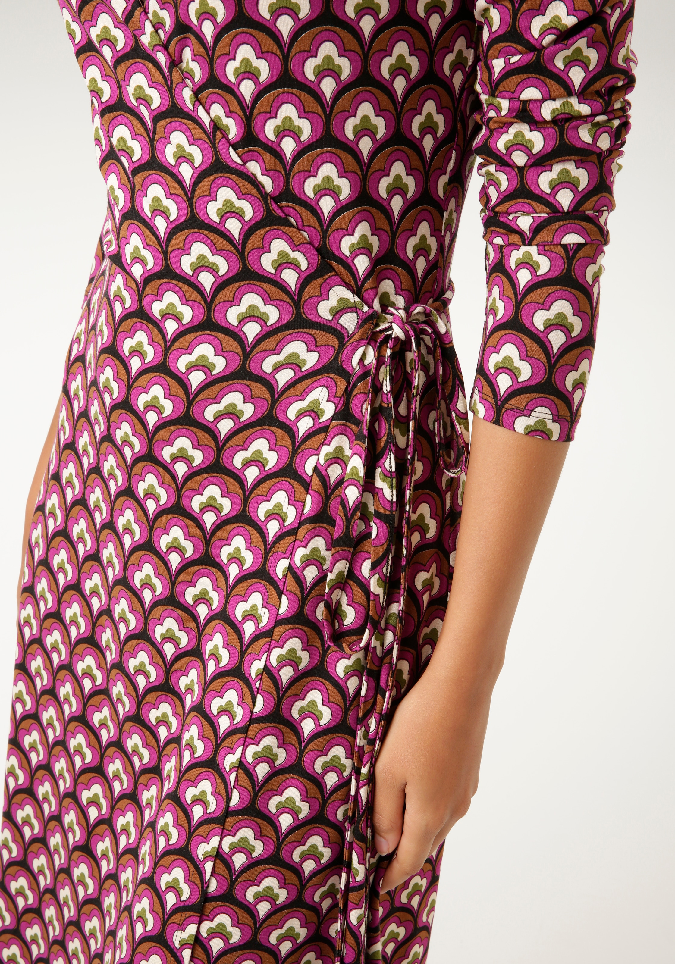 Aniston CASUAL Wickelkleid, mit trendfarbenem Retrodruck