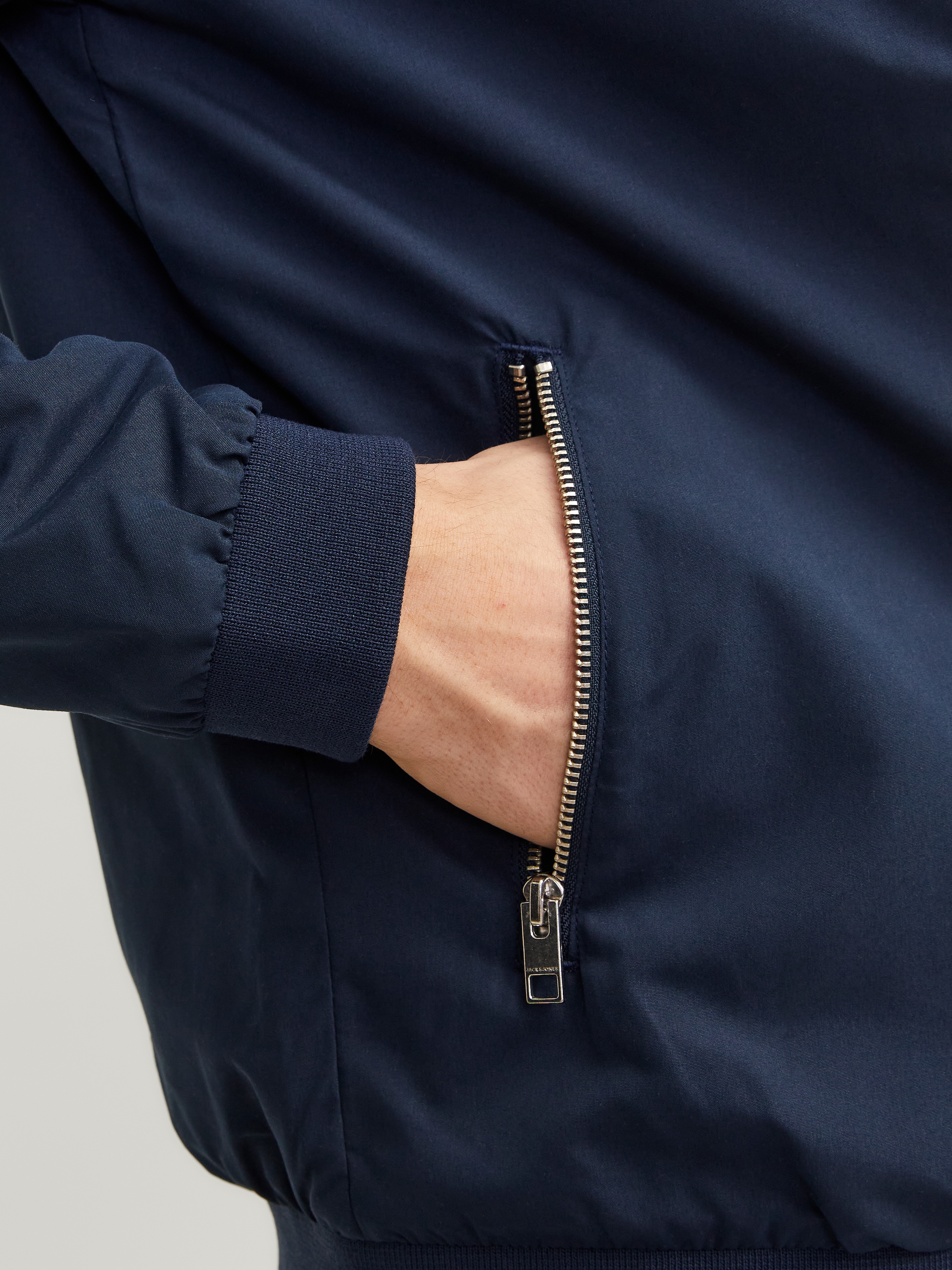 Jack & Jones Blouson »JJERUSH mit Stehkragen und Reissverschlusstaschen« ohne Kapuze unifarben, modisch, regular fit, Polyester