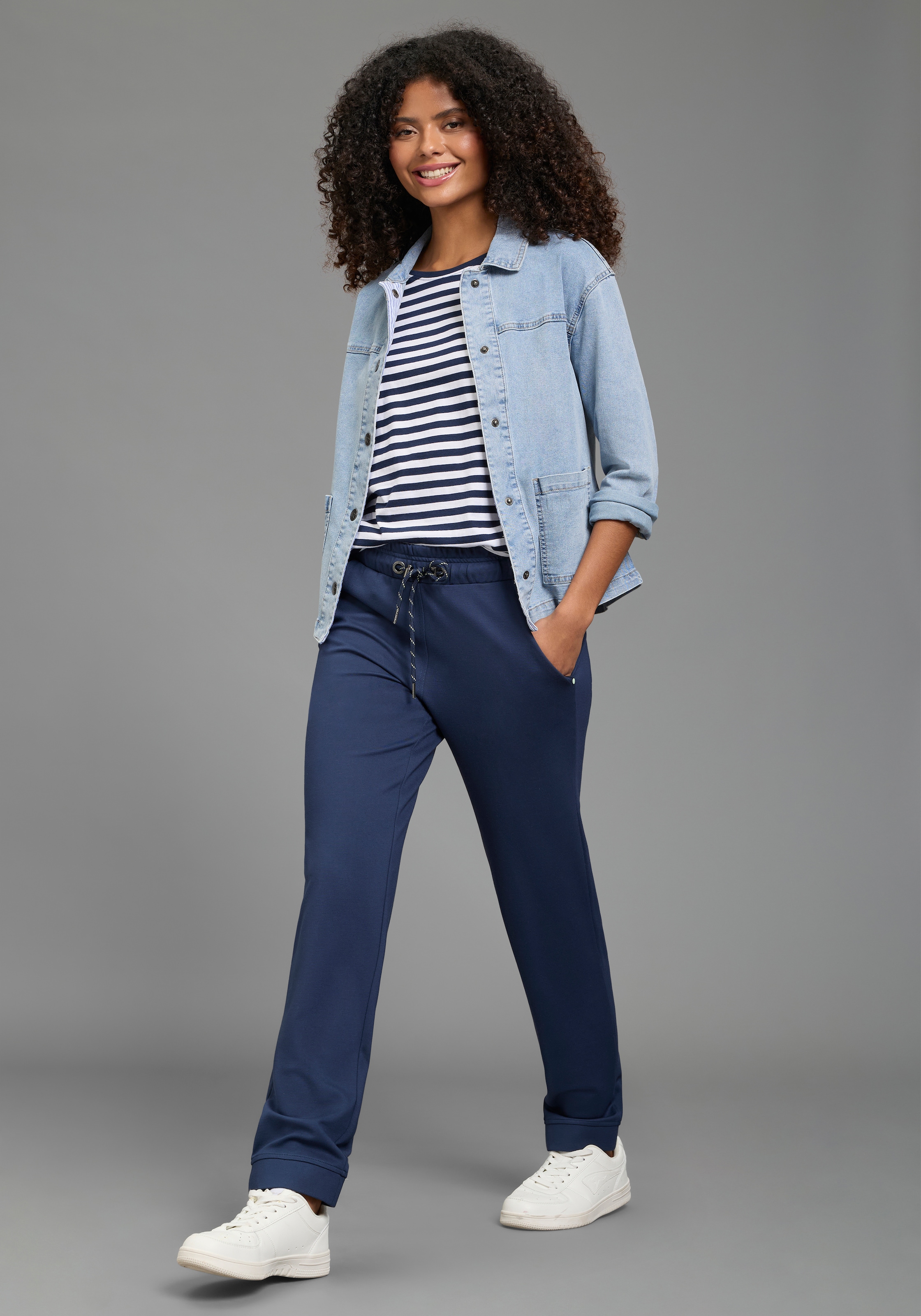 AJC Rundhalsshirt figurumspielende Passform, Rundhalsausschnitt mit Blende