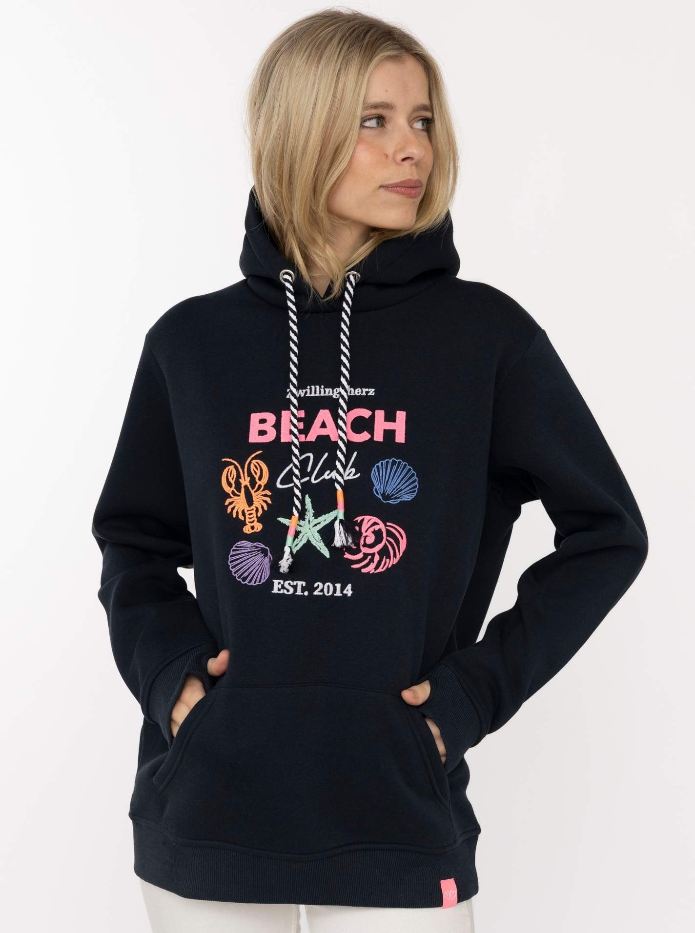 Image of Zwillingsherz Hoodie ""Beach Club"", Muschel-Motiv, Kapuze mit bunter Kordel, Kängurutasche