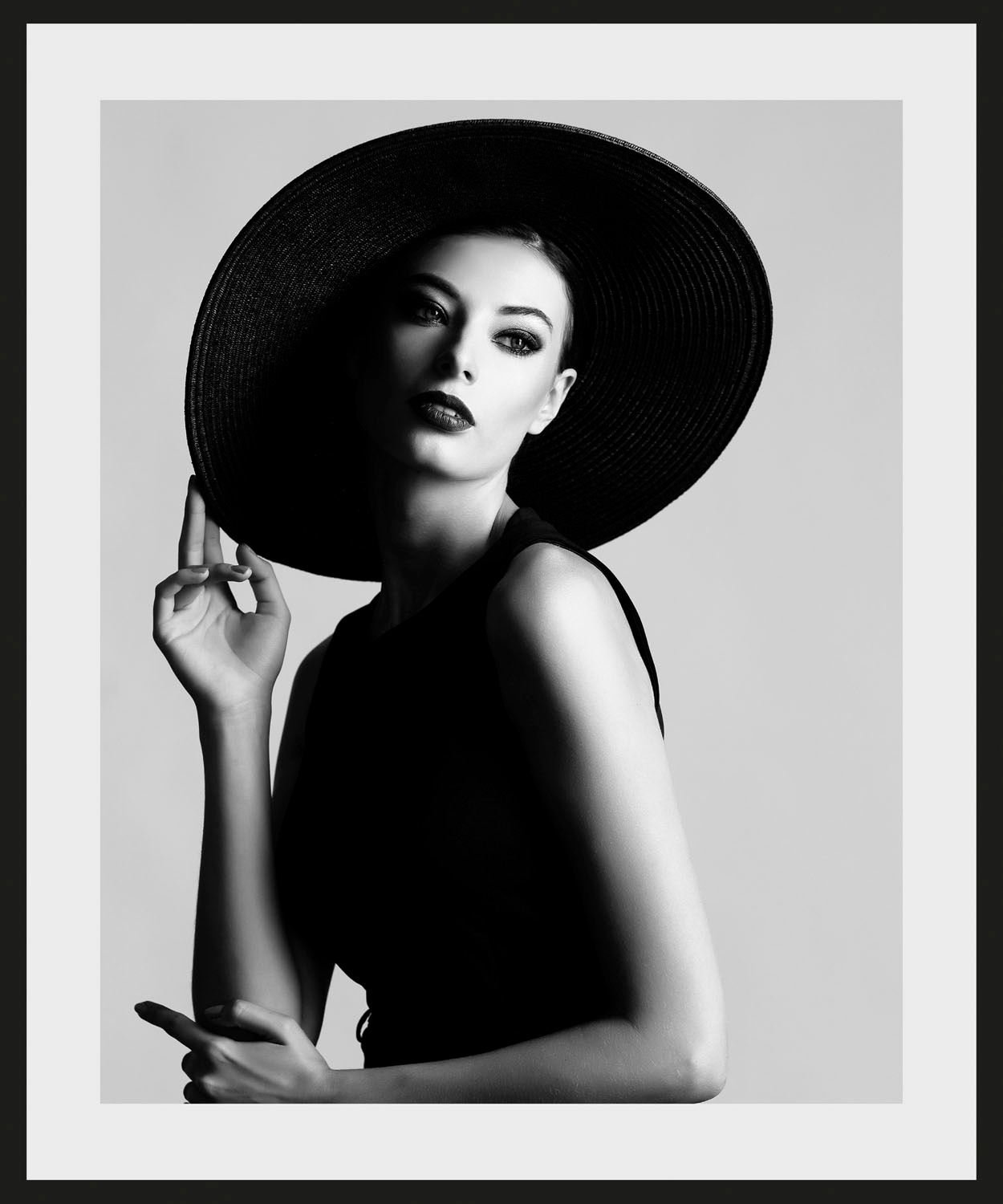 queence Bild mit Rahmen »oder Poster, Evgenia«, Frau-Foto-Porträts-Portrait-Schwarz-Weiss-Bilder von Frauen-Fashion-Mode-Magazincover, (1 St.), HD Premium Druck