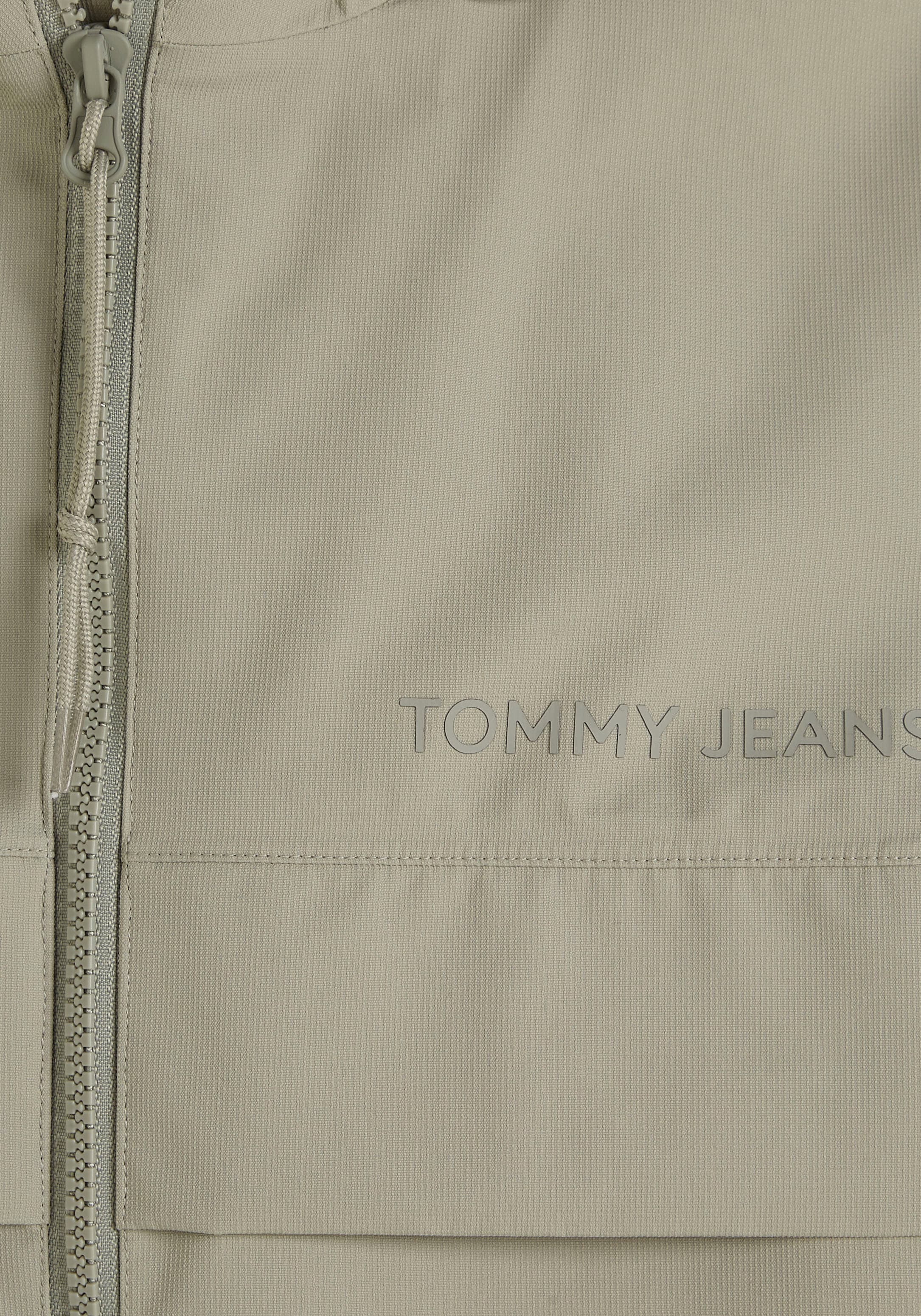 Tommy Jeans Plus Outdoorjacke »TJM TECH OUTDOOR CHICAGO EXT«, mit Kapuze, mit Logo-Schriftzug auf der Brust