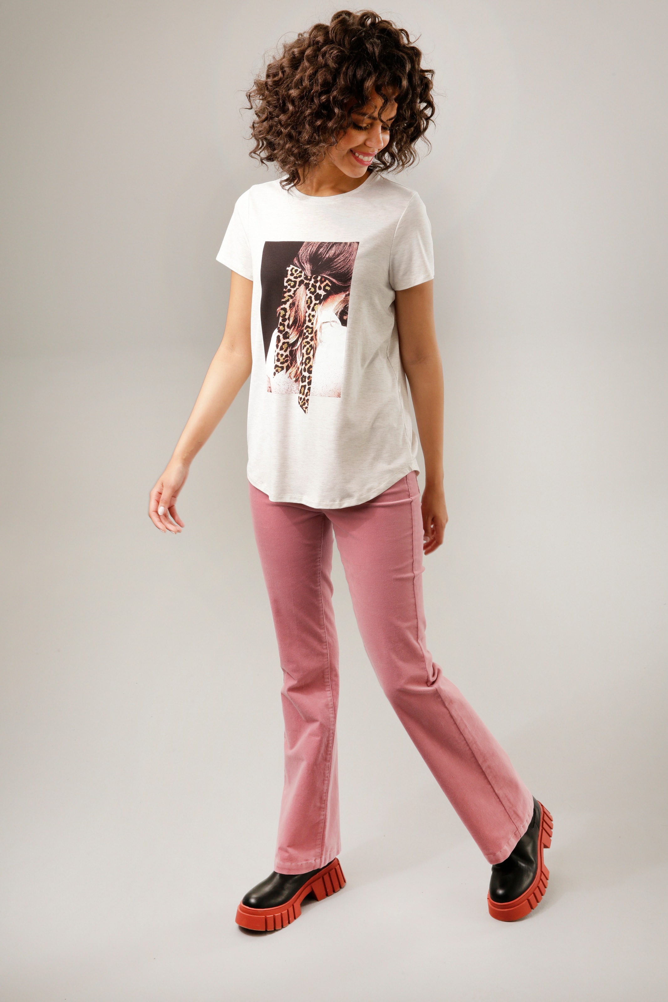 Aniston CASUAL ♕ mit T-Shirt, verziertem auf Frontdruck Glitzer versandkostenfrei