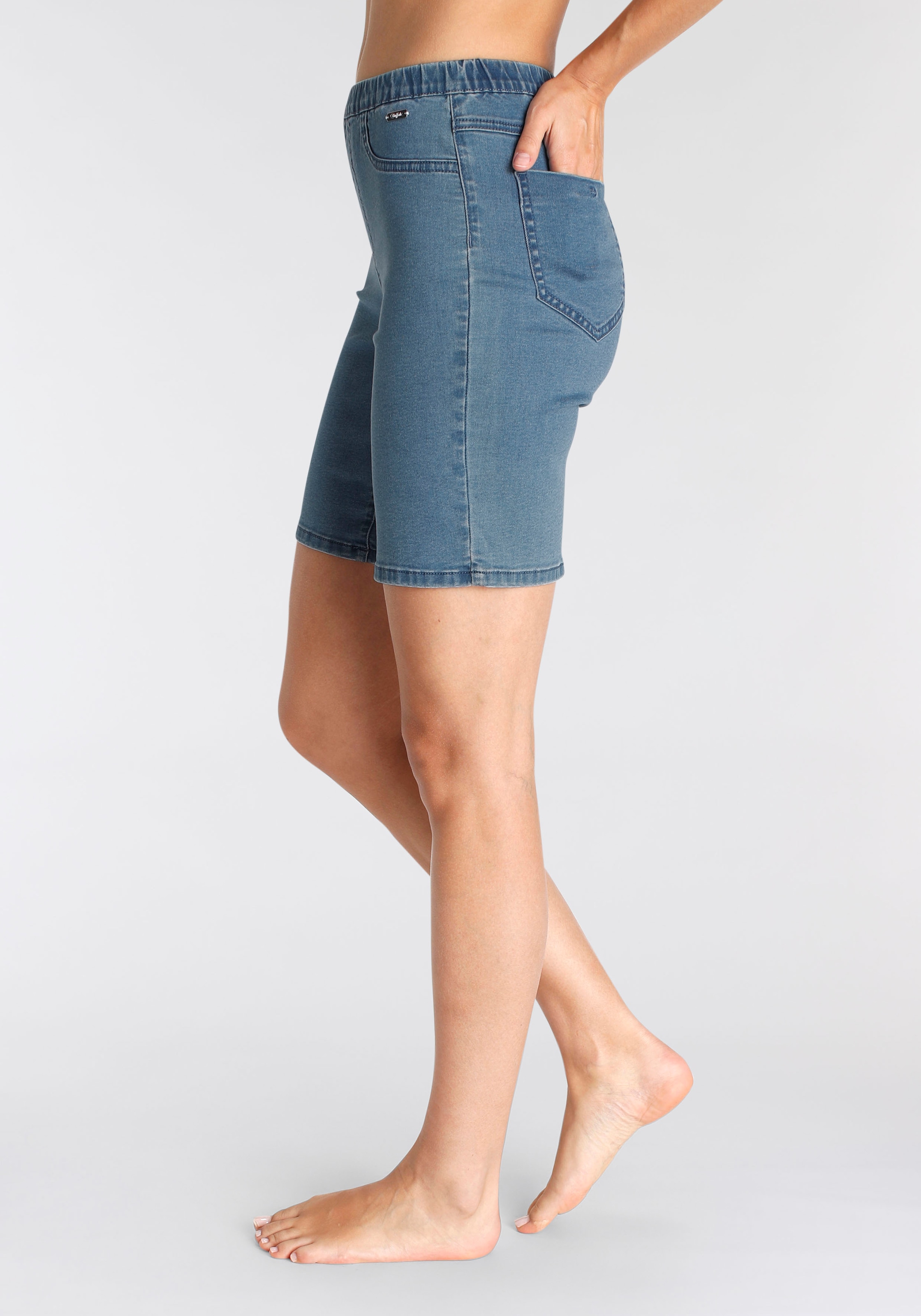Buffalo Bermudas, im elastischem Denim mit zwei Gesässtaschen