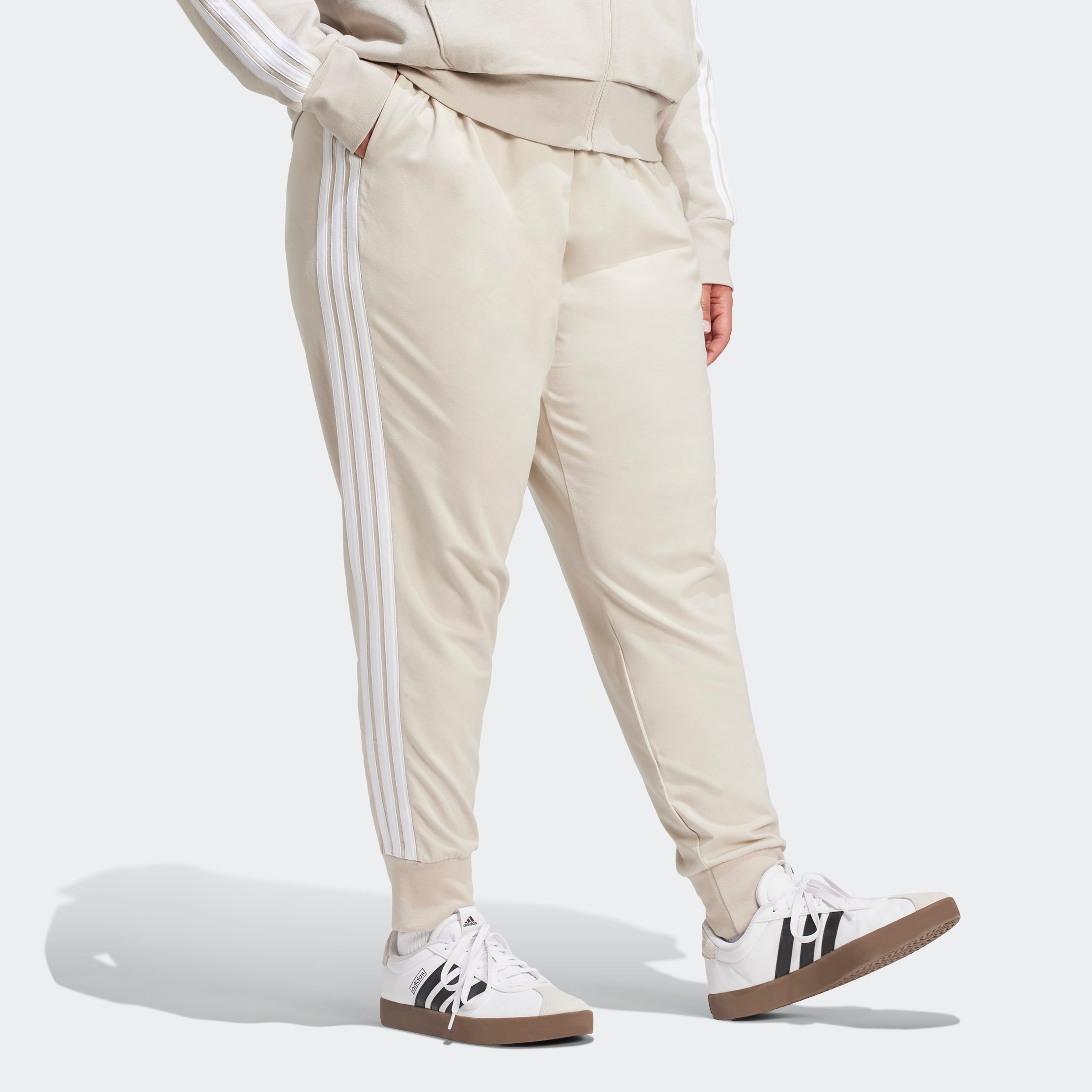 adidas Sportswear Pantalon de sport »ESSENTIALS 3-STREIFEN JOGGER- (GROSSE GRÖSSEN)«