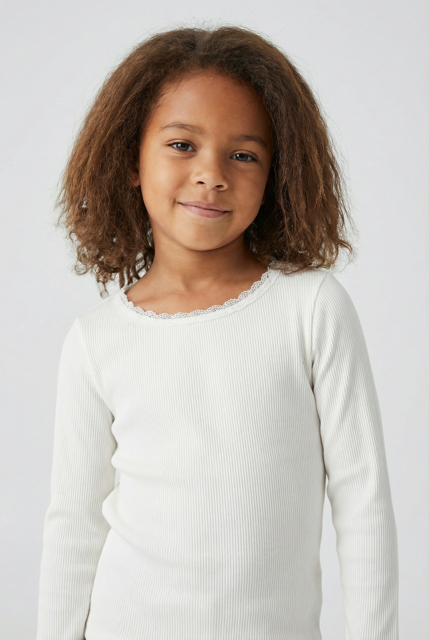 Name It T-shirt à manches longues »NMFKAB LS TOP NOOS« en côtes fines et avec jolie bordure en dentelle à l'encolure