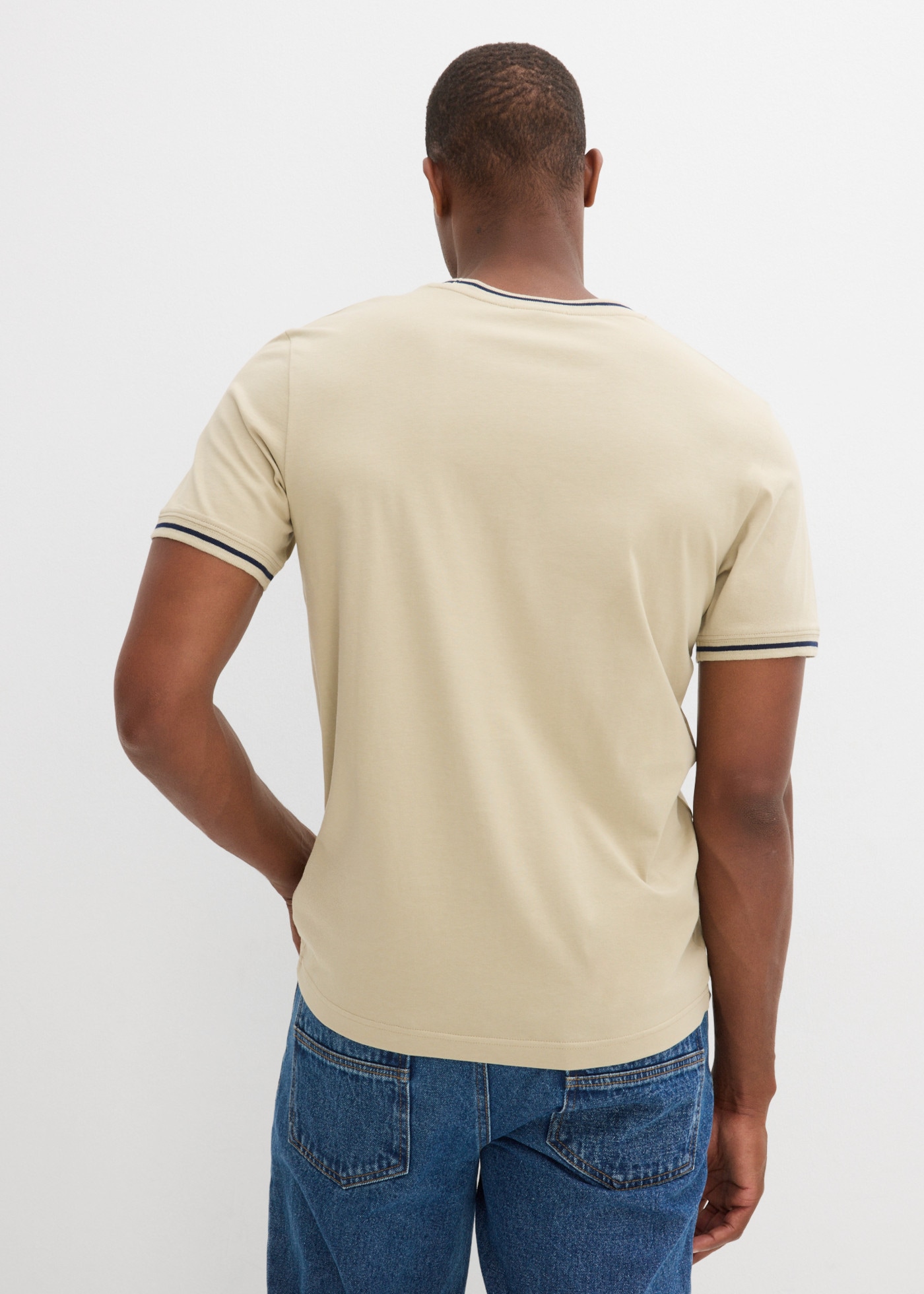 bonprix T-Shirt aus reiner Baumwolle, mit kleinem Kunstlederbadge, regular fit