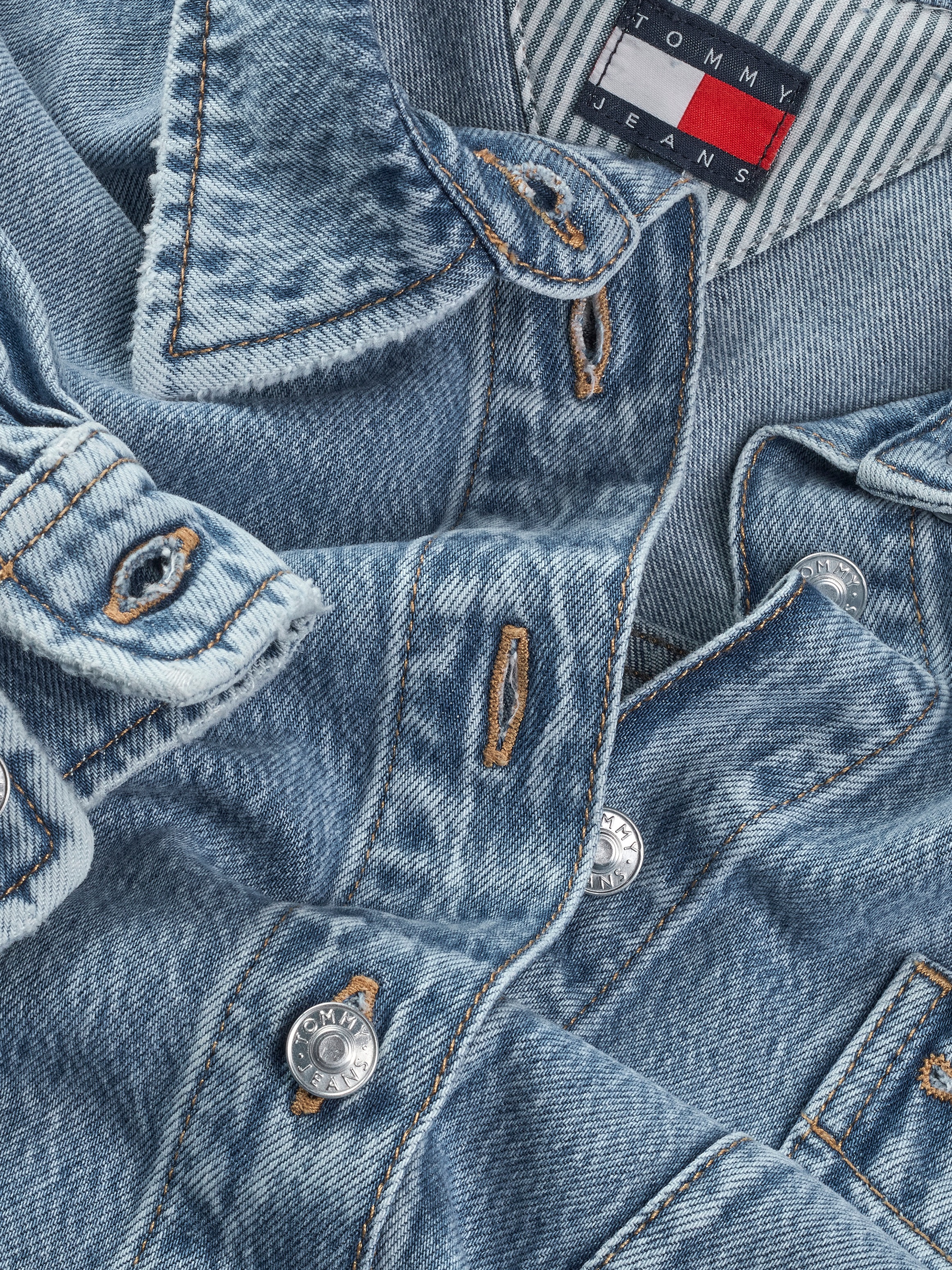Tommy Jeans Hemdbluse »RELAXED LS SHIRT BI6011«, mit Brusttasche, in blauer Waschung Overshirt Jeansjacke