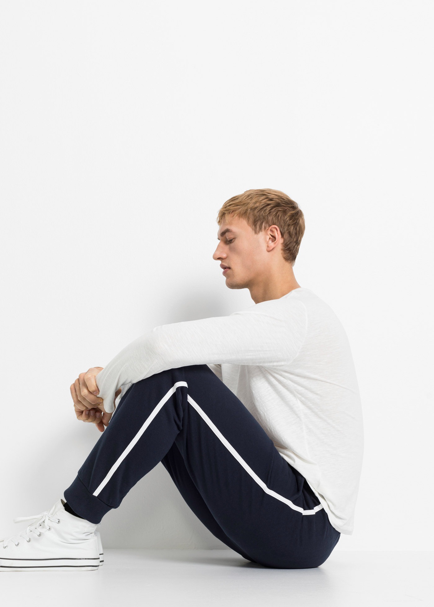 bonprix Pantalon de jogging  mit weichem Innenmaterial, mit seitlichen Kontraststreifen