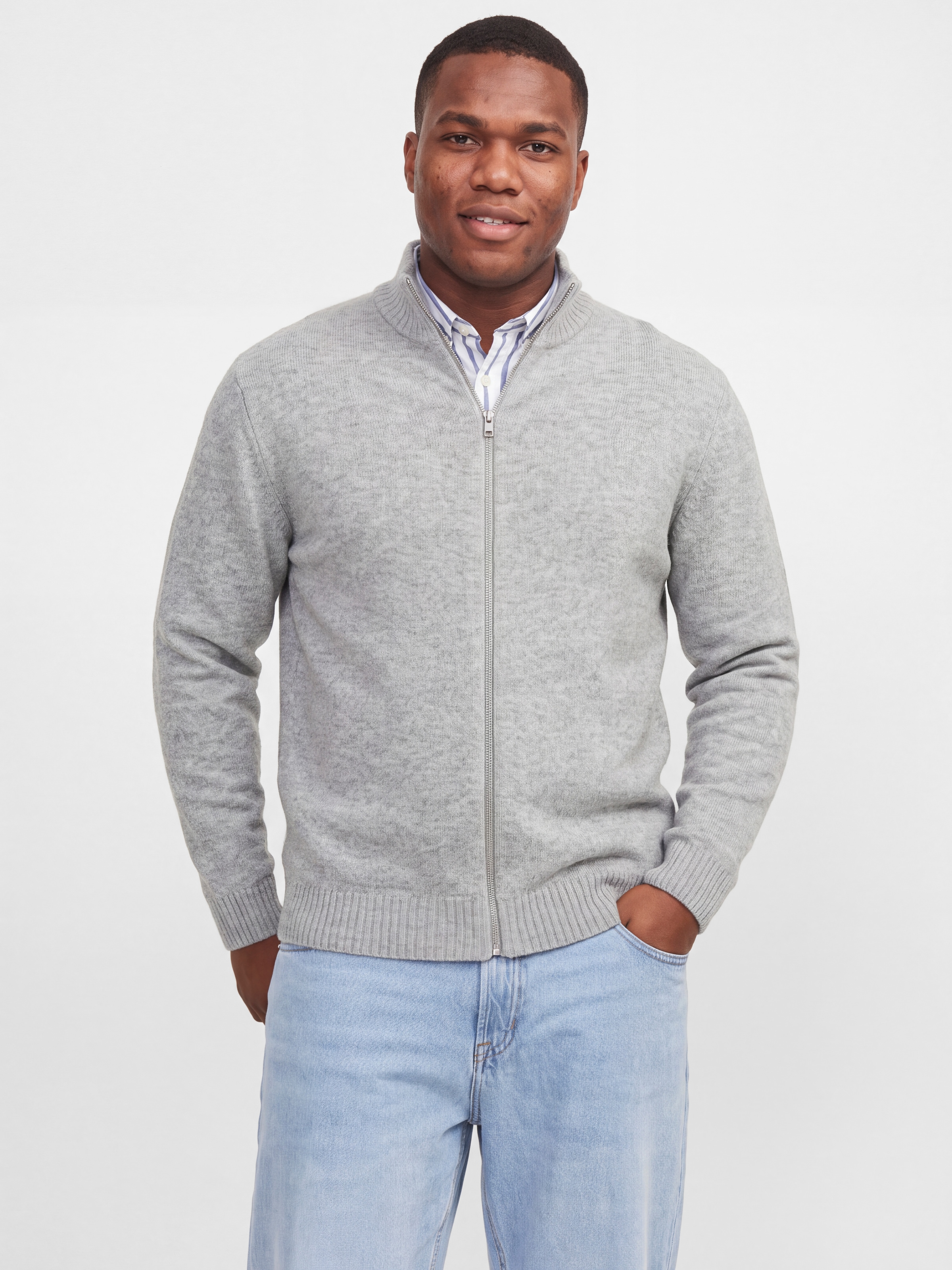 Jack & Jones PlusSize Strickjacke »JJSOHO OLLIE KNIT HIGH NECK ZIP C SN PLS« Materialmix, locker geschnitten