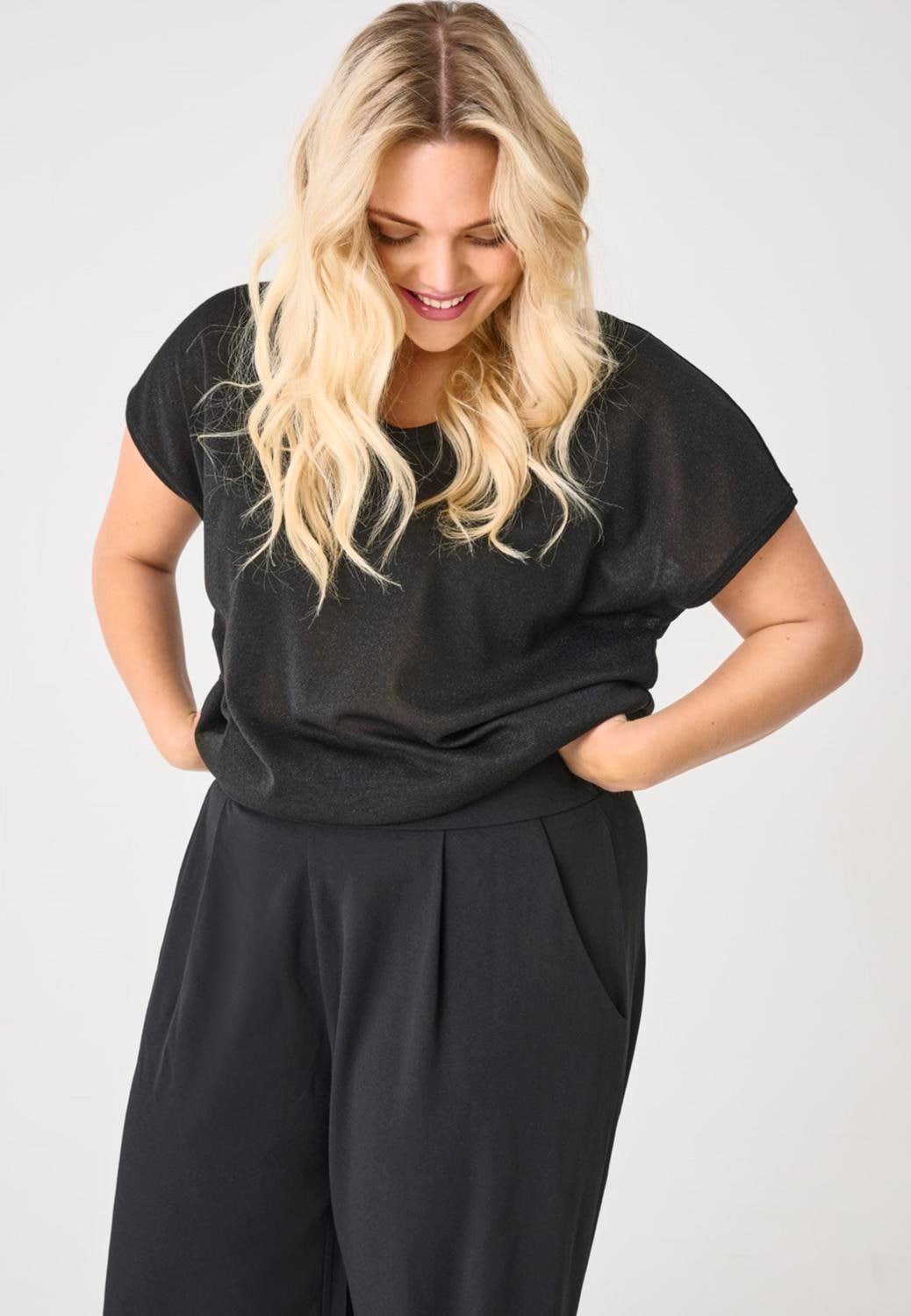 Image of ONLY CARMAKOMA Kurzarmshirt "CARSILVERY S/S V NECK LUREX TOP JRS NOOS"