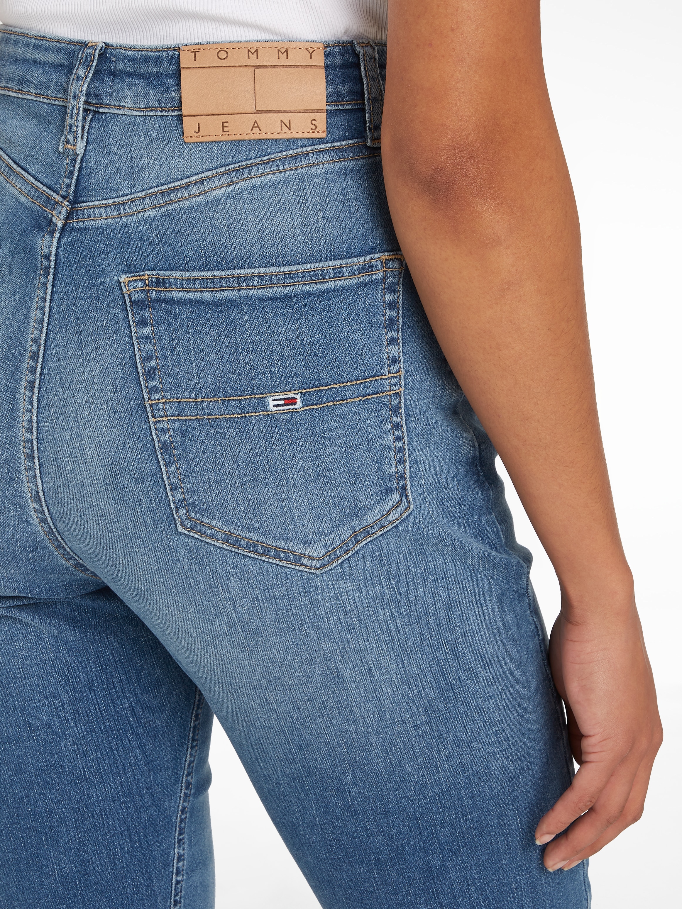 Tommy Jeans Straight-Jeans »Tommy Jeans JULIE - High Waist - Straight Jeans«, Gerade geschnittene denim Jeans mit hoher Taille und Tommy Logo-Badge