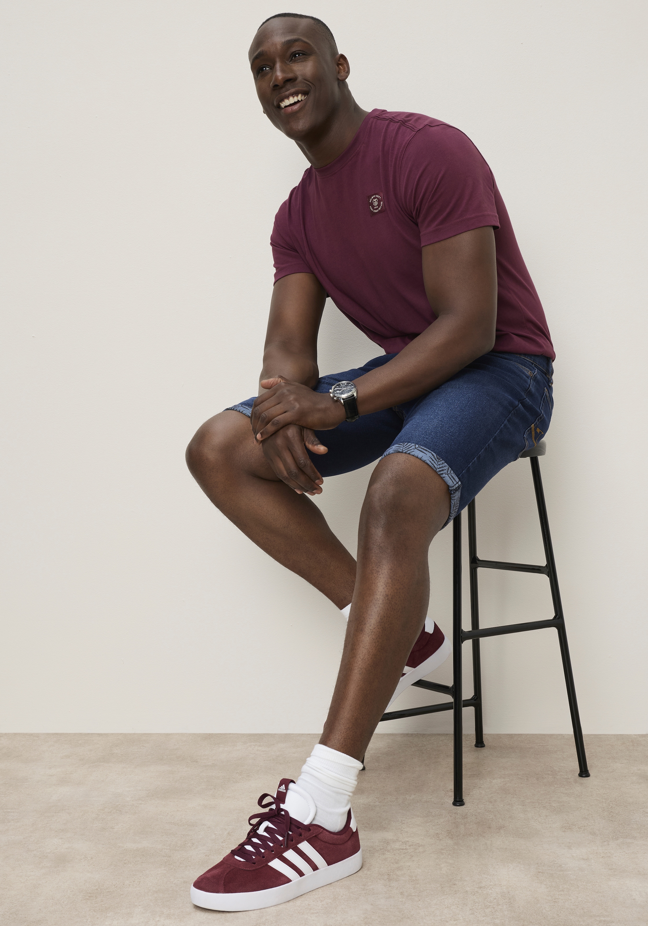 DELMAO Short en jean jambes droites, coupe régulière, longueur au-dessus du genou